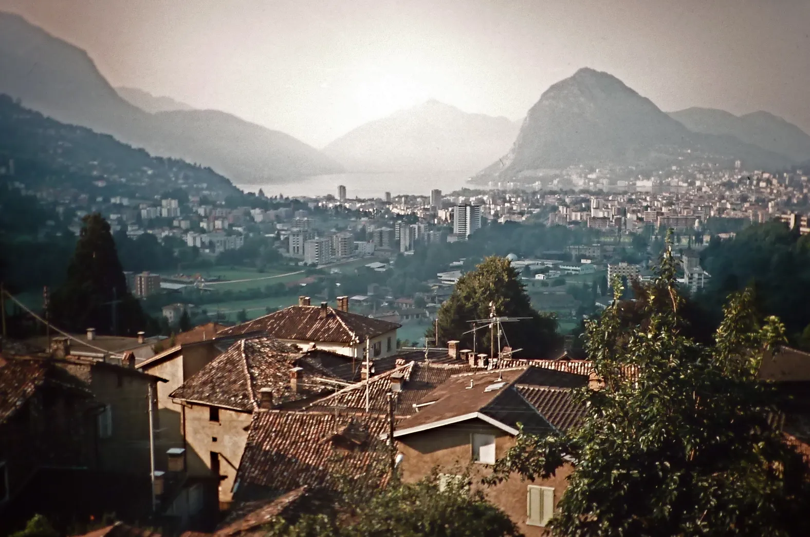 Photo showing: fotografato dal balcone dove abitavo per 20 anni  dal 1974 al 1994

Foto analogica  (rifotografato) scattata nel 1975 a Canobbio, Ticino, Svizzera
