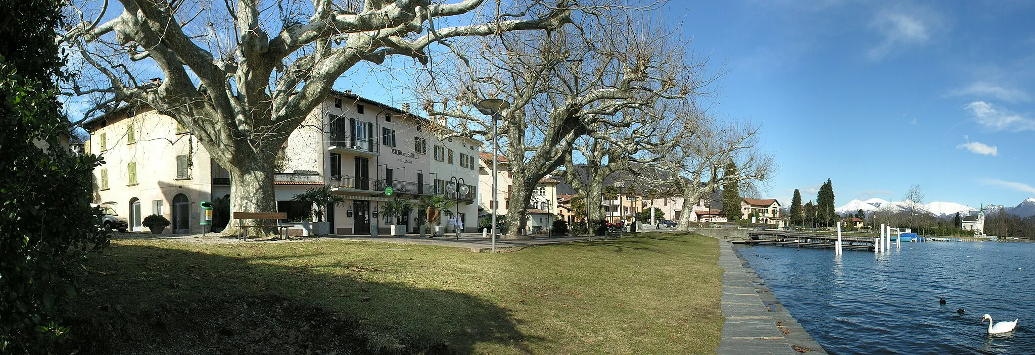 Photo showing: A Hugin stiched sequence of four images of Caslano downtown, Tessin, Switzerland