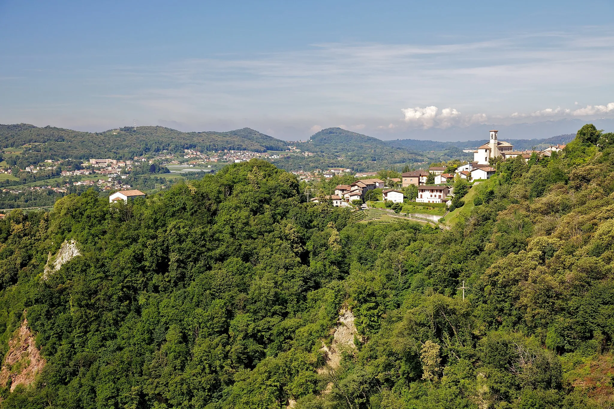 Photo showing: View of Castel San Pietro from Parco delle Golle della Breggia. The cliff  you see is the canyon the makes this park.