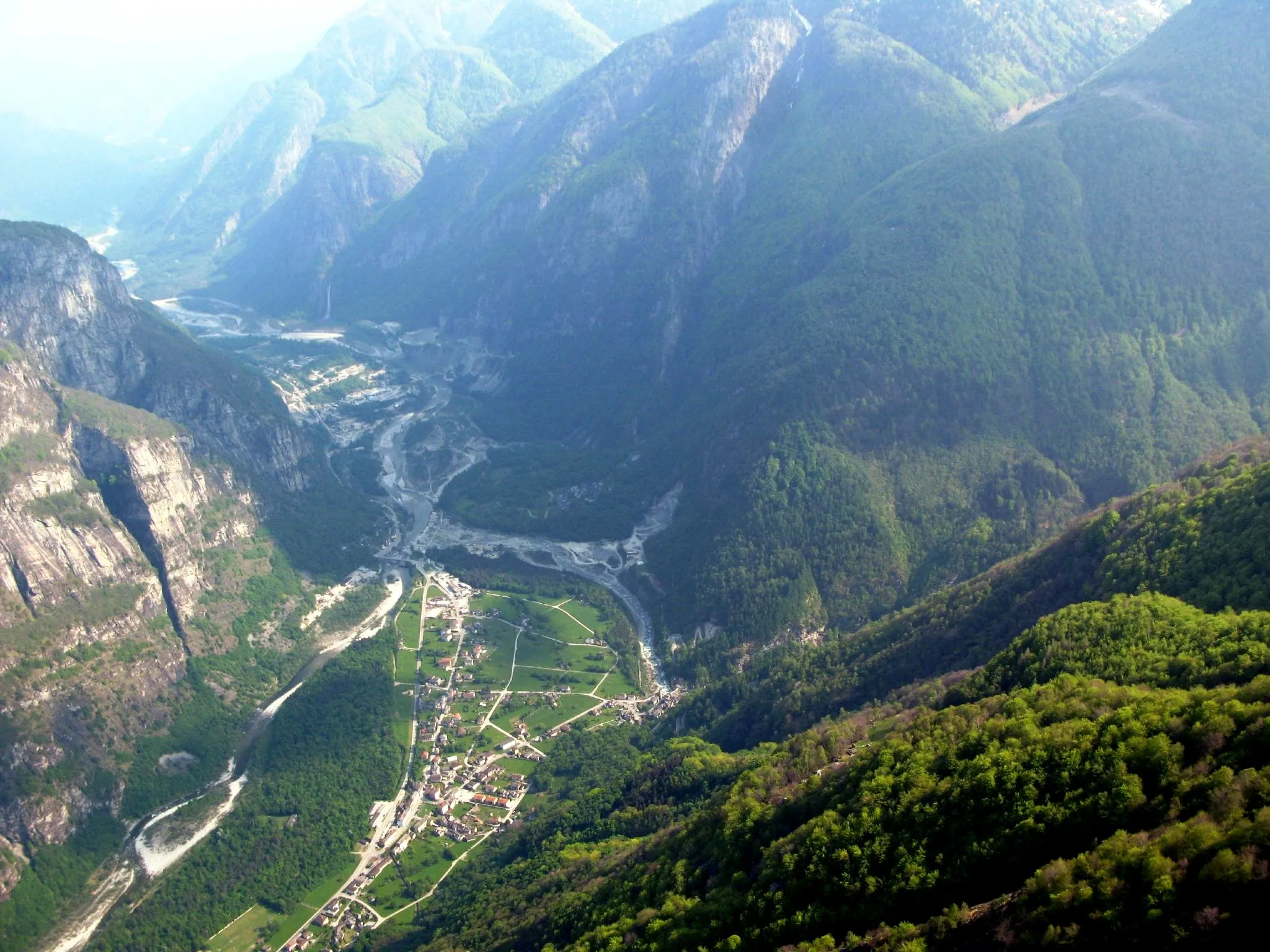 Photo showing: Cevio municipality and the surrounding valley in Ticino, Switzerland