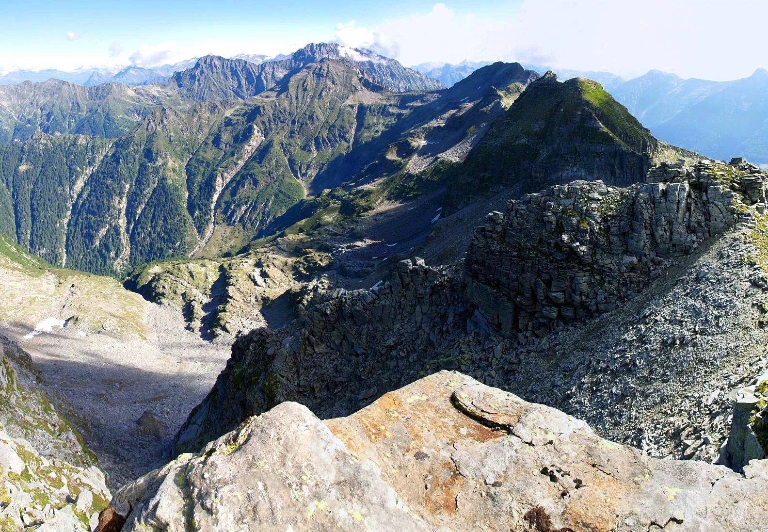 Photo showing: View from Pizzo di Claro, Switzerland to North: Torrone Rosso, Mottone Rosso di Grav, Piz di Campedell, Torrone Alto in Adula Alps.