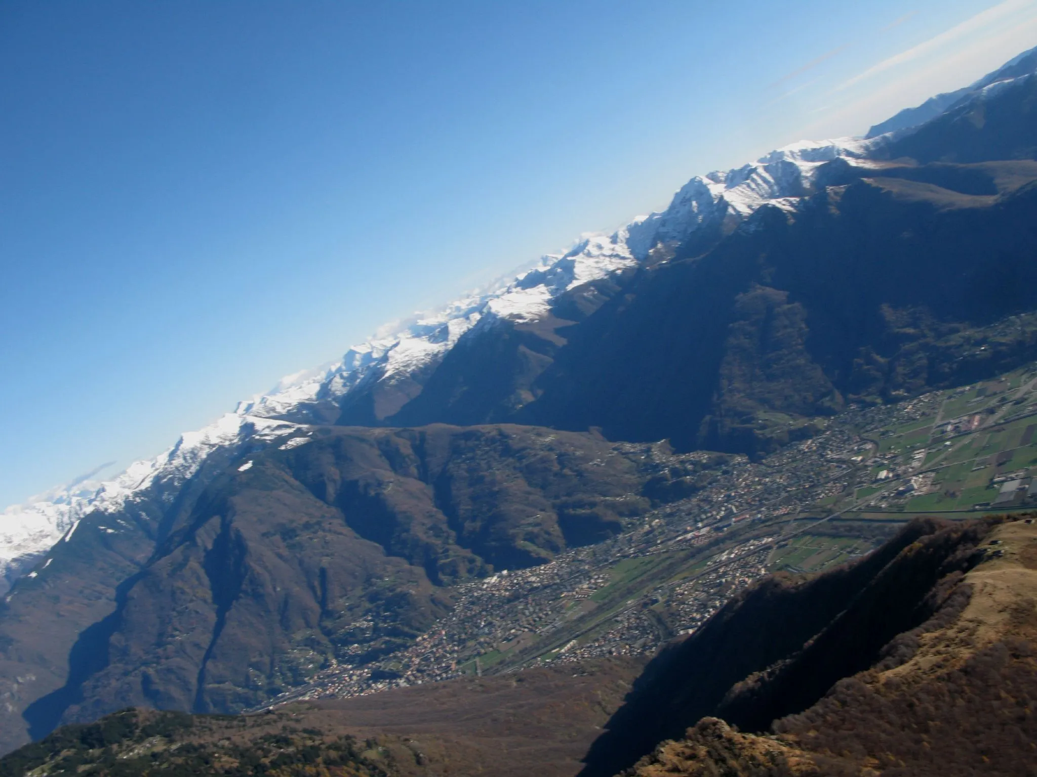 Photo showing: Hang gliding above Giubiasco, Ticino, Switzerland