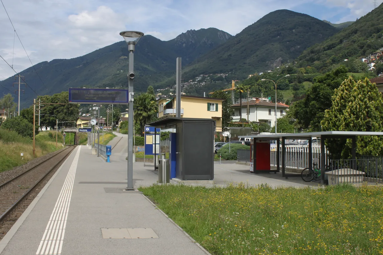 Photo showing: Gordola train station.