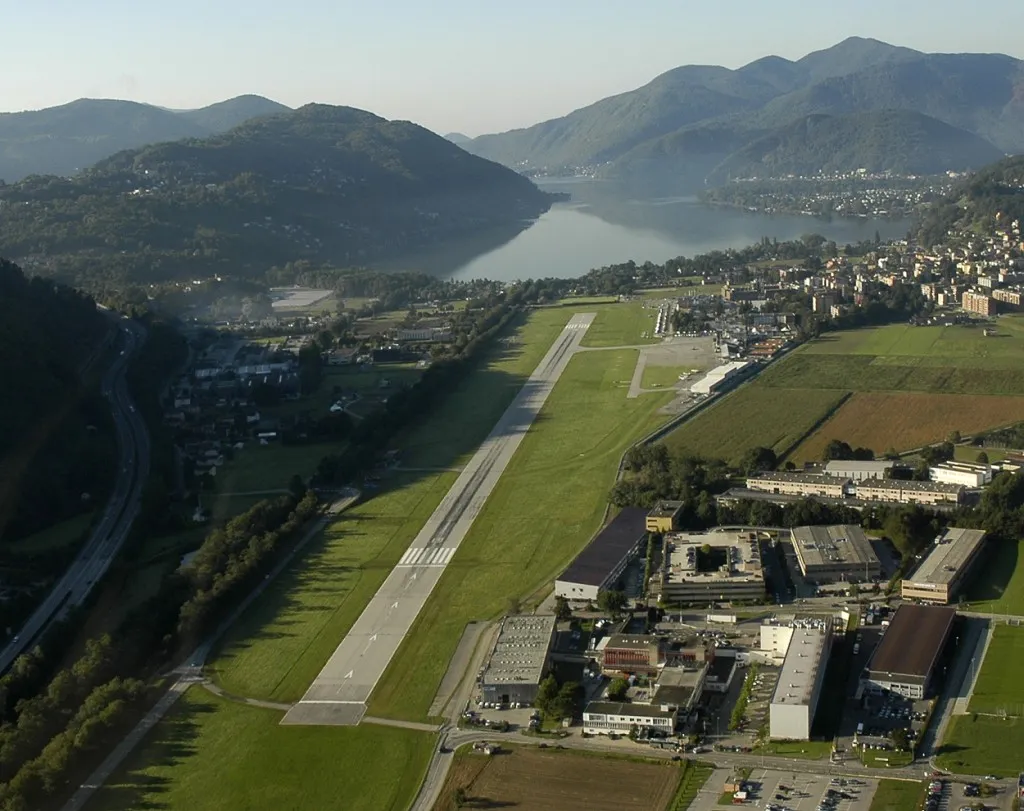 Photo showing: Lugano Airport from the air to the north. For more information, see wikipedia article Lugano Airport.