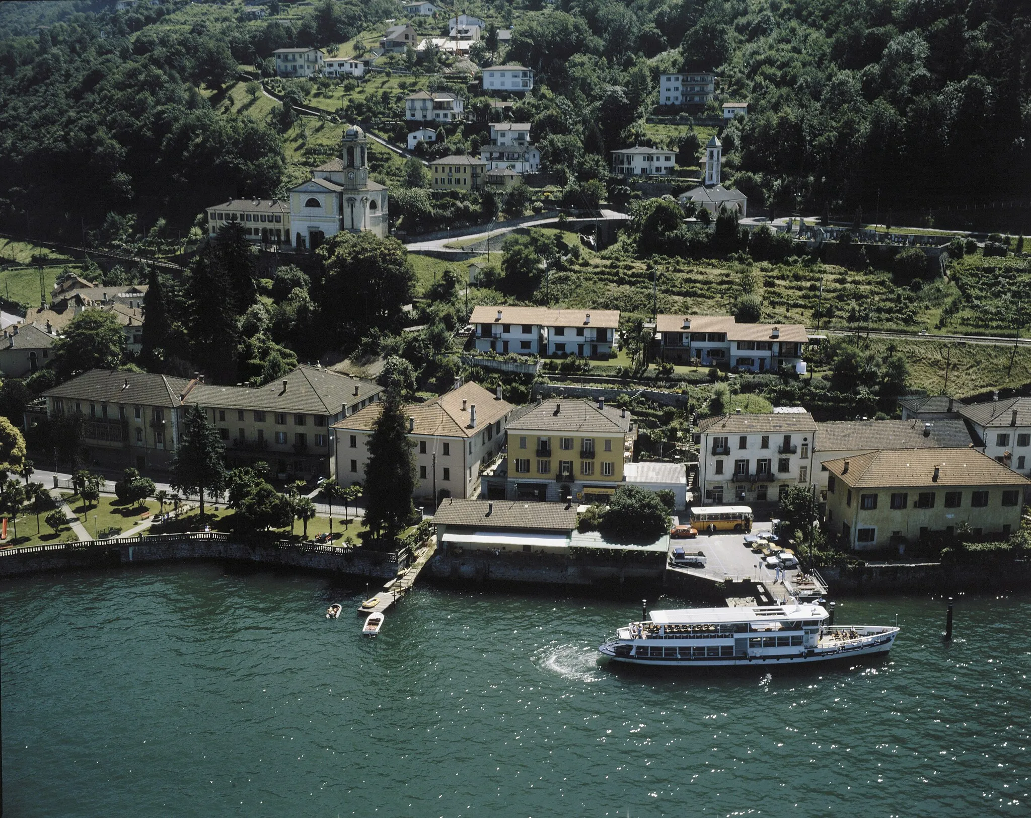 Photo showing: Aerial photograph of the port of Magadino with MS "Capriolo" and a postal bus.