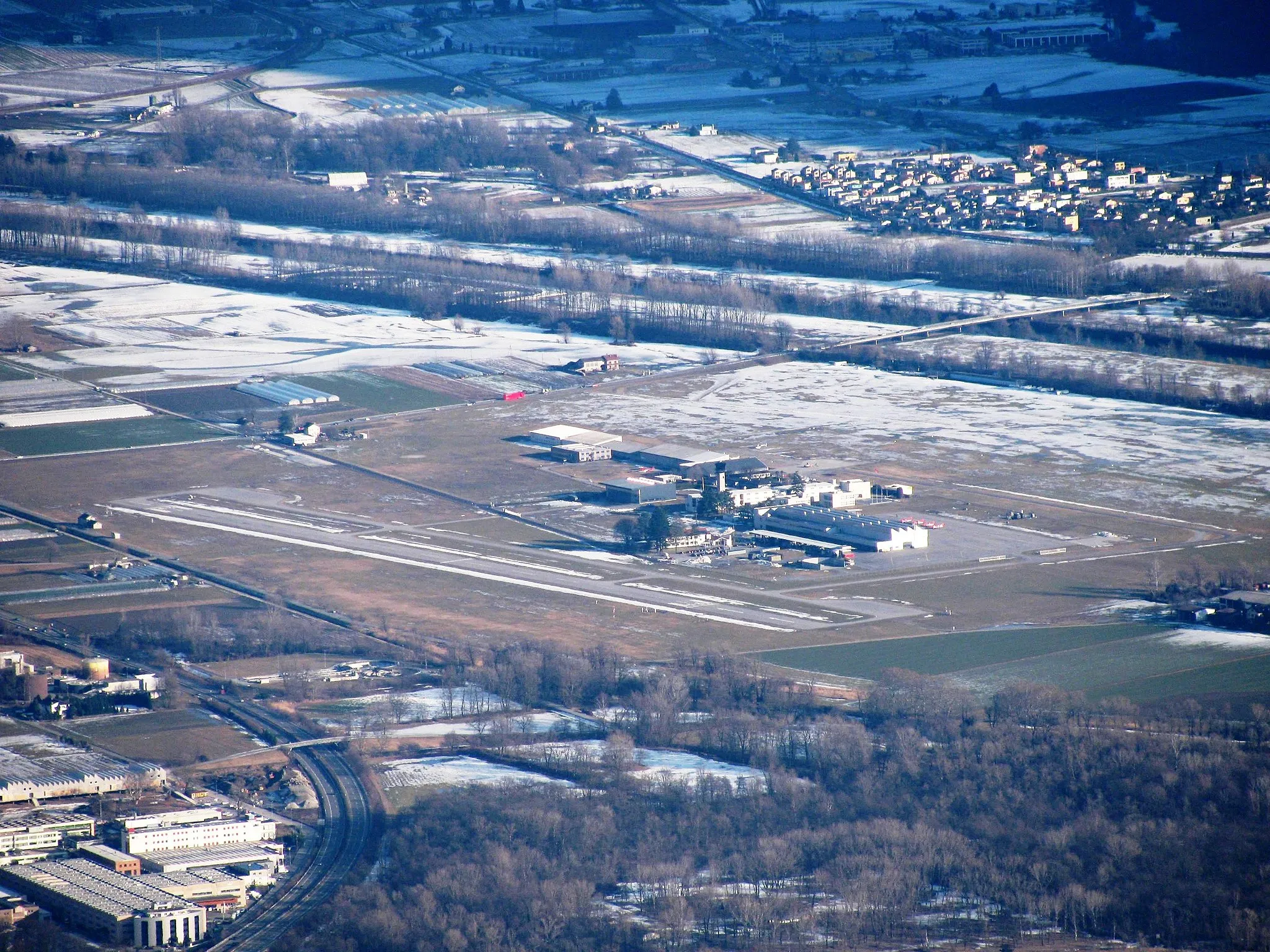 Photo showing: airport of Locarno photographed from north-west in winter