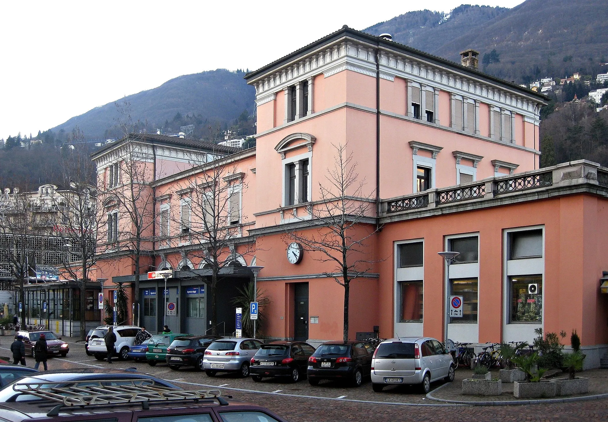 Photo showing: Entrance building of railway station in Locarno/Switzerland