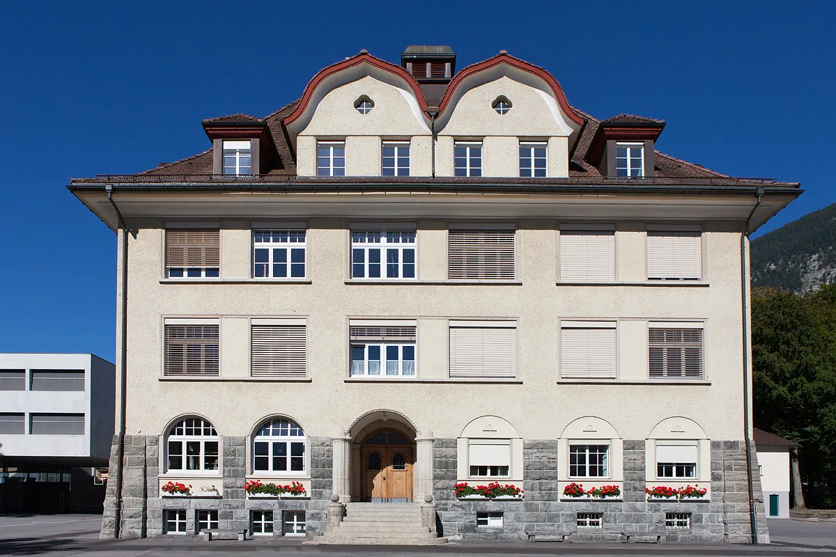 Photo showing: Schulhaus aus dem Jahre 1916 in Alpnach (OW)