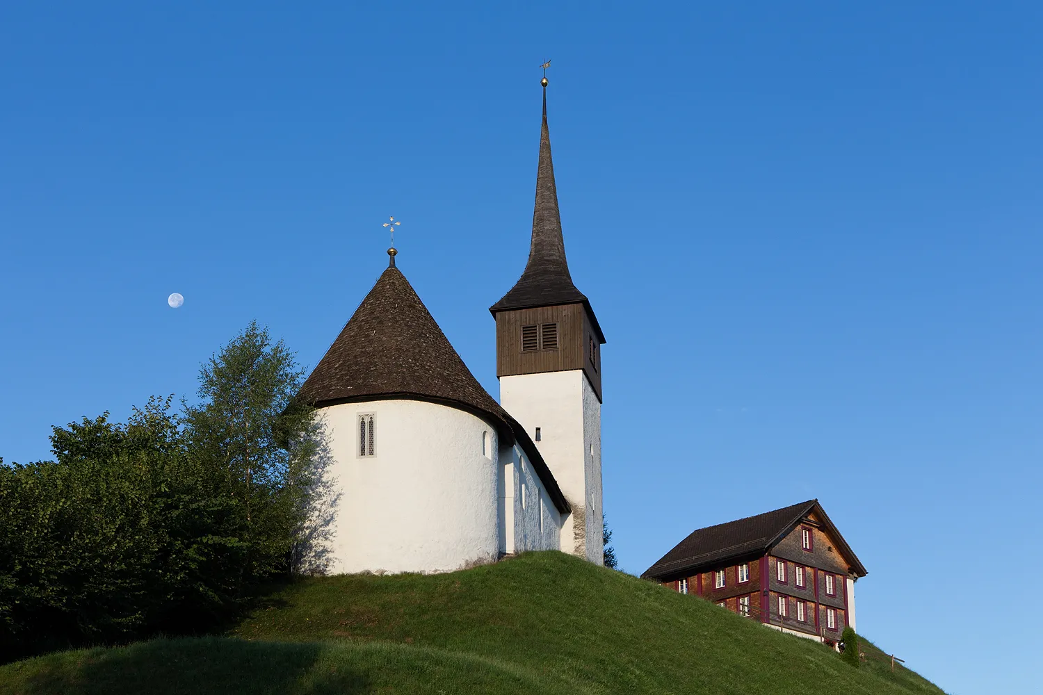 Photo showing: Burghügel mit der der St. Johann-Kapelle und dem Sigristenhaus in Altendorf (SZ)