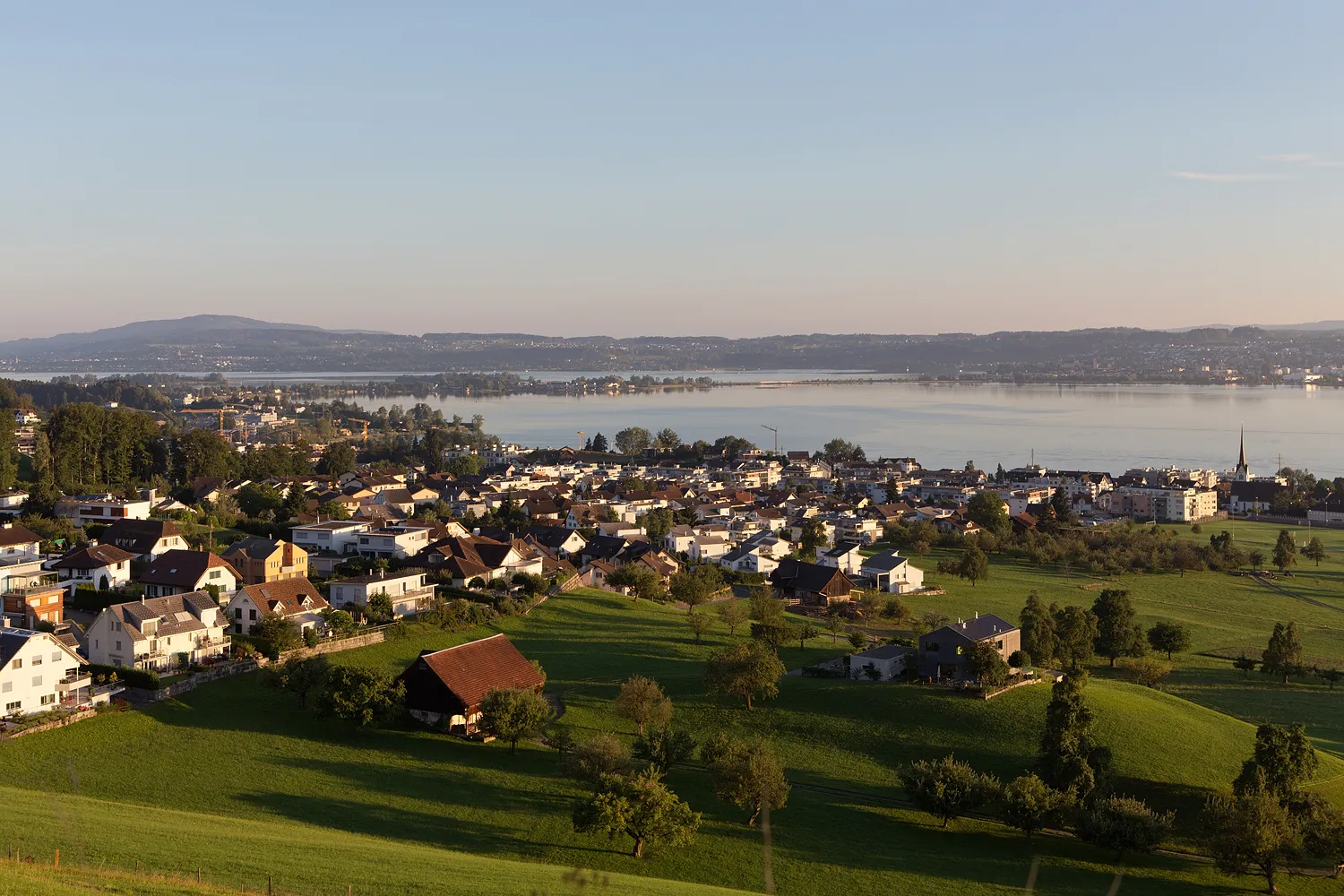 Photo showing: Altendorf (SZ) am Obersee (Zürichsee) mit Blick auf den Seedamm