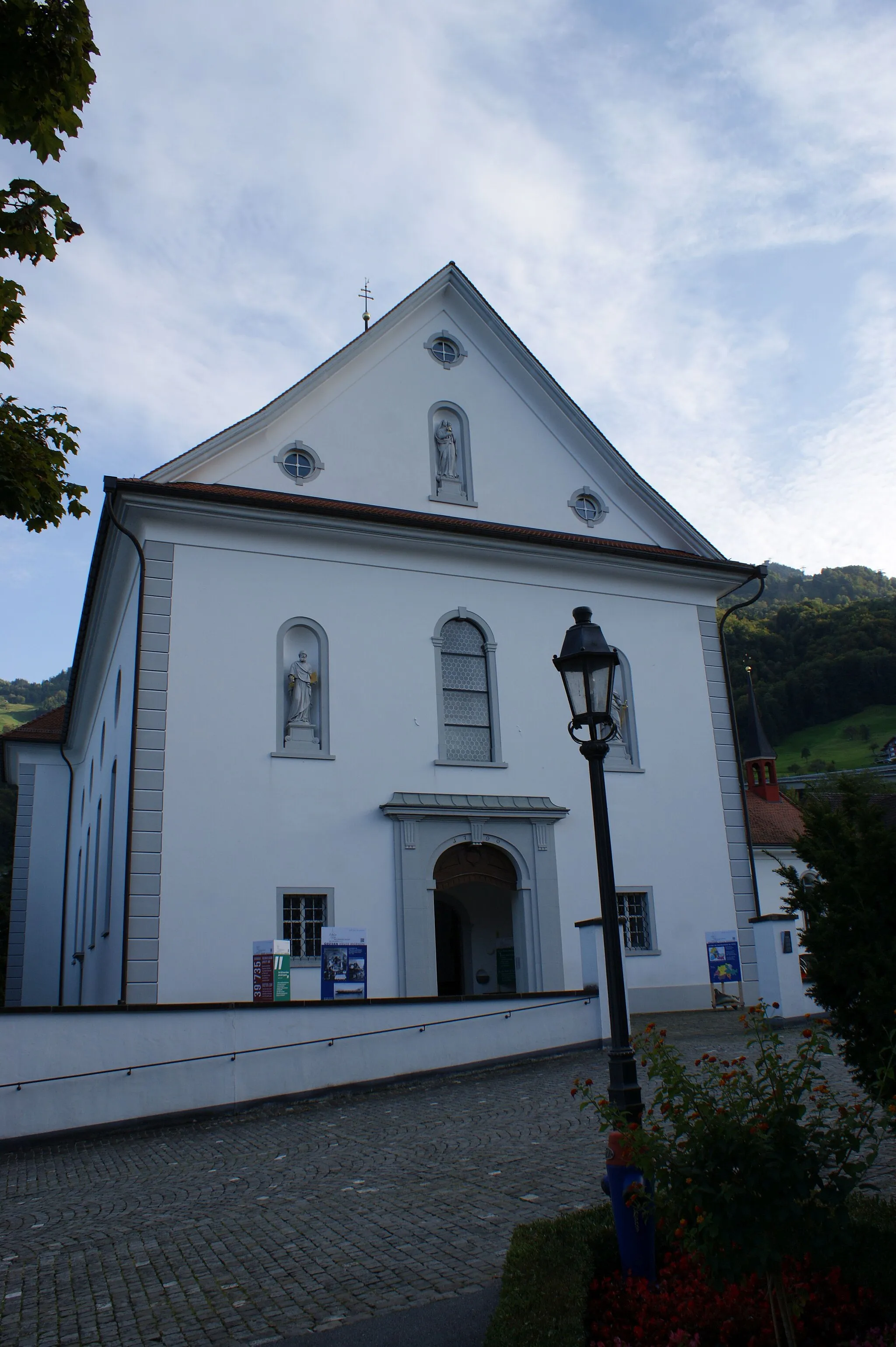Photo showing: Church of Saint Heinrich and Andreas in the municipality Beckenried in the canton of Nidwalden in Switzerland.