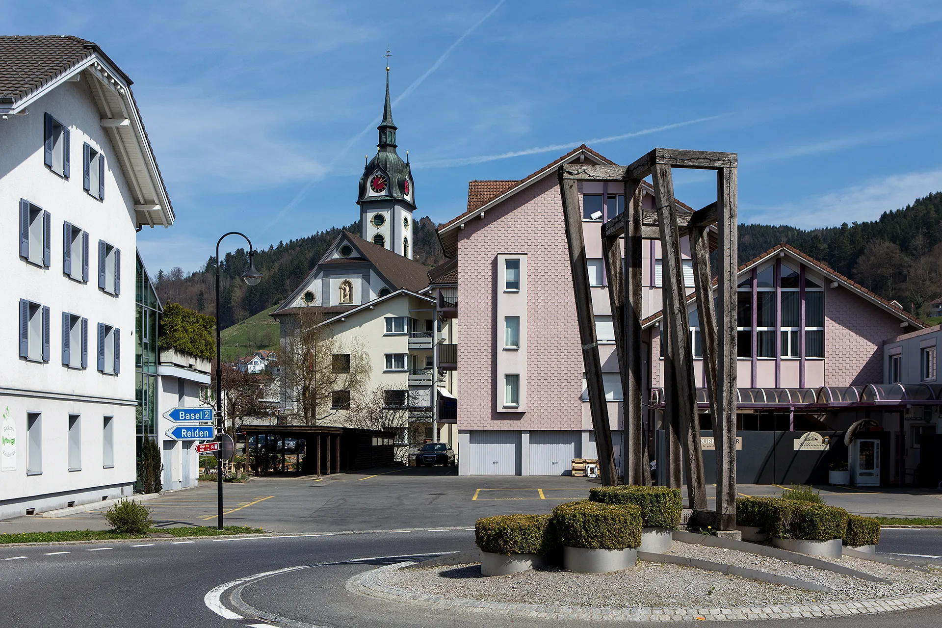 Photo showing: Kreisel im Dorfzentrum von Dagmersellen mit Blick zur Kirche St. Laurentius