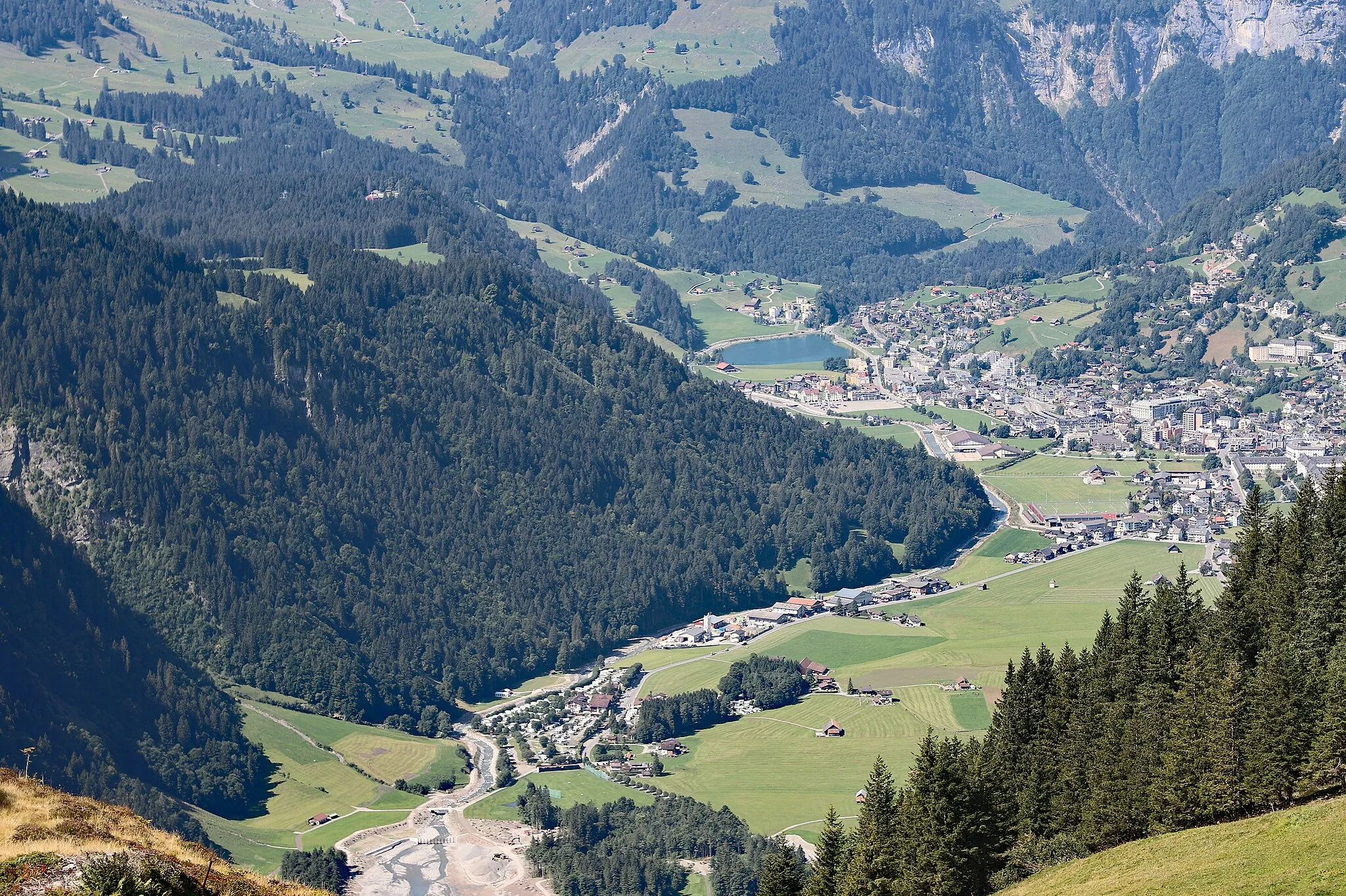 Photo showing: Engelberg, Canton Obwalden (Switzerland): View of the Alpenstad from Fürenalp (1,850 m above sea level). In the foreground the Eienwäldli campsite, in the background the Eugenisee.