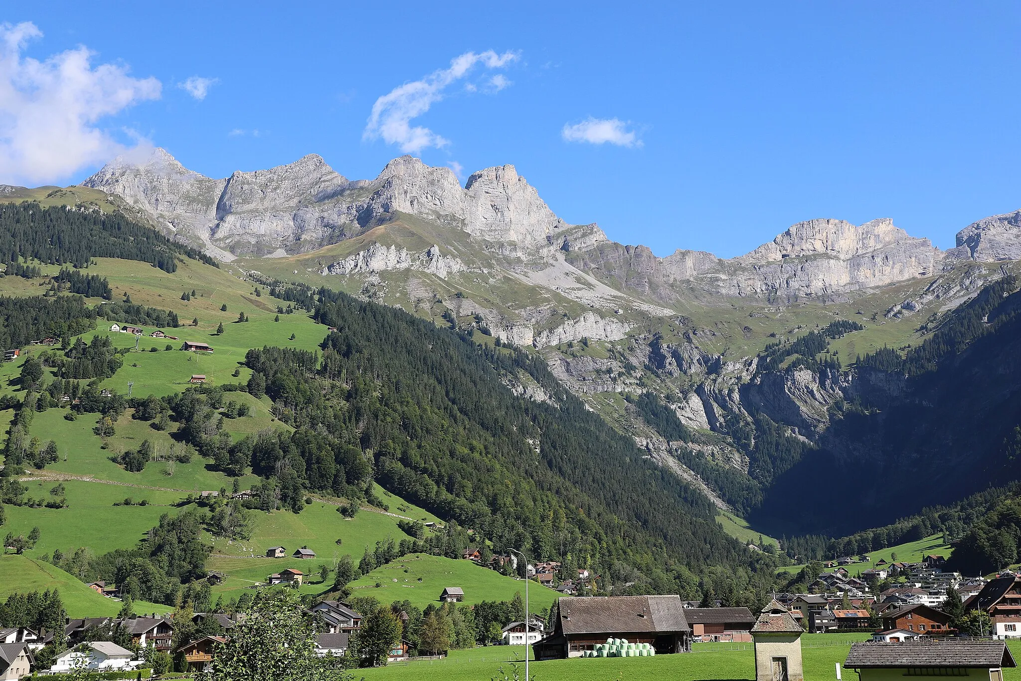 Photo showing: Engelberg in the canton of Obwalden (Switzerland). On the left in the picture Brunni (hiking area), the mountain peaks Rigidalstock (2,593 meters above sea level), Gross Sättelistock (2,637 meters above sea level), the Planggengrat and the Laucherenstock (2,639 meters above sea level) and the hamlet of Horbis im “End of the world” basin.