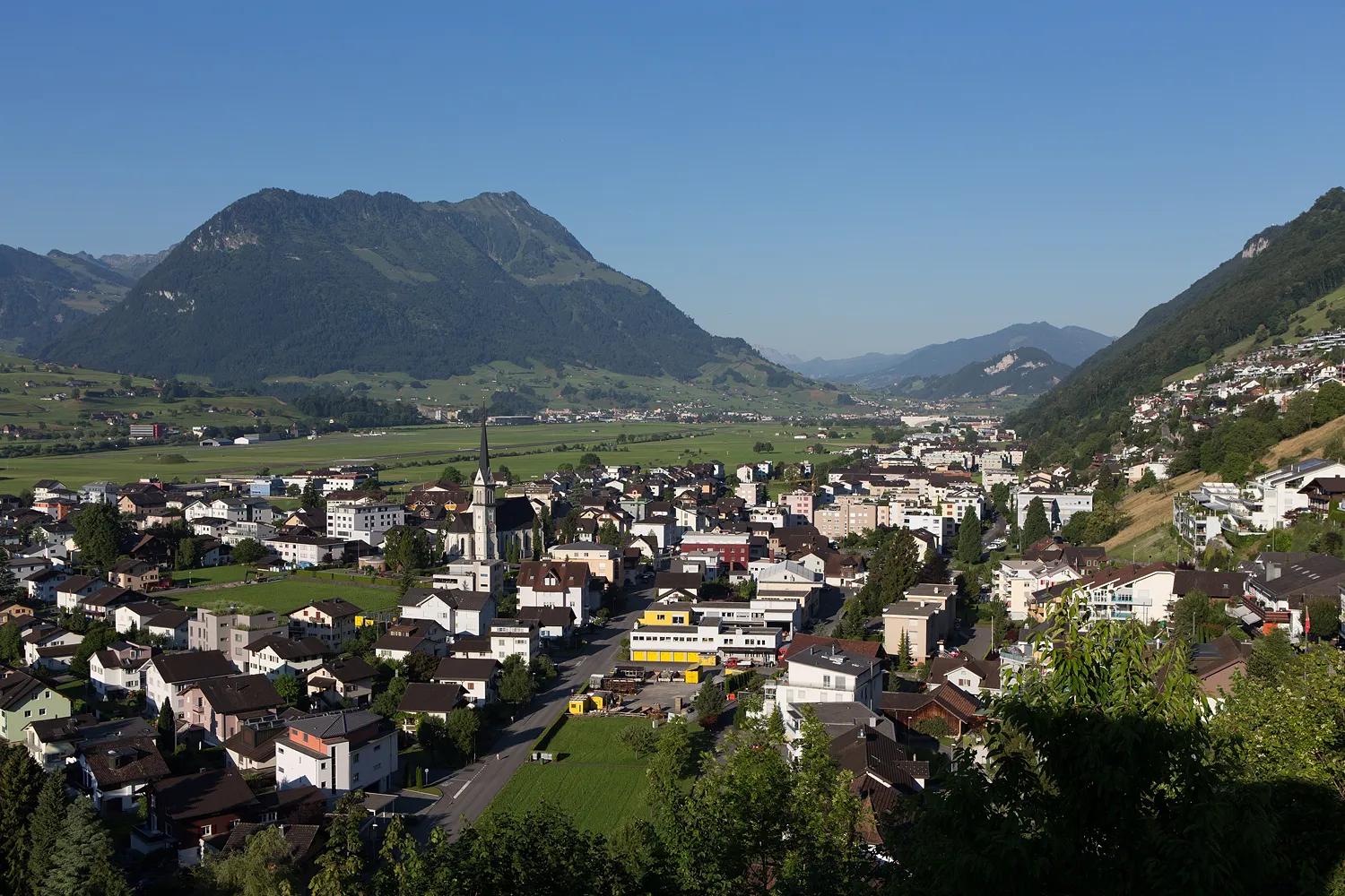 Photo showing: Blick auf Ennetbürgen, den Flugplatz Buochs und das Stanserhorn