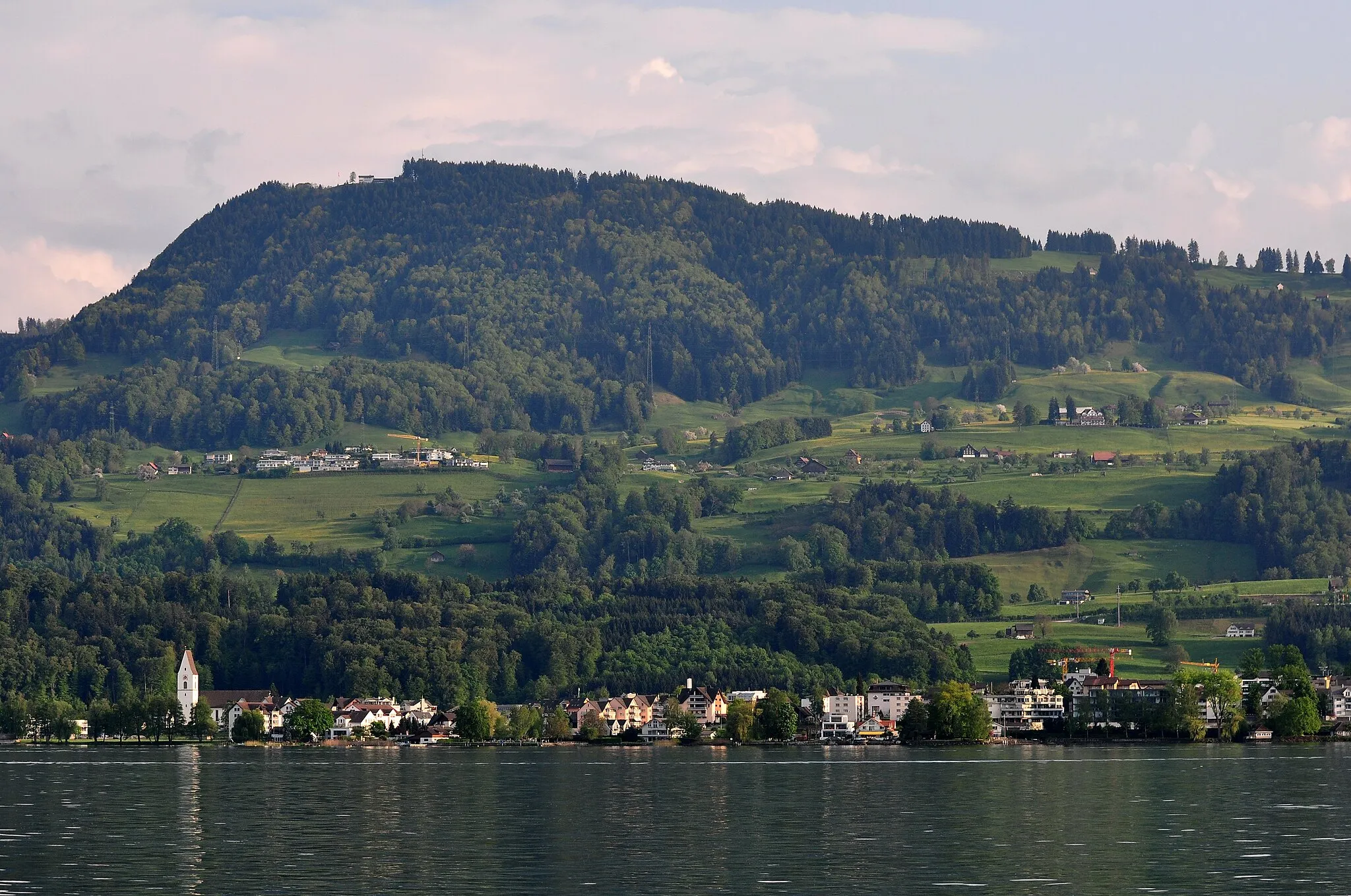 Photo showing: Etzel mountain and Freienbach in as seen from Zürichsee-Schifffahrtsgesellschaft (ZSG) motorship MS Limmat on Zürichsee