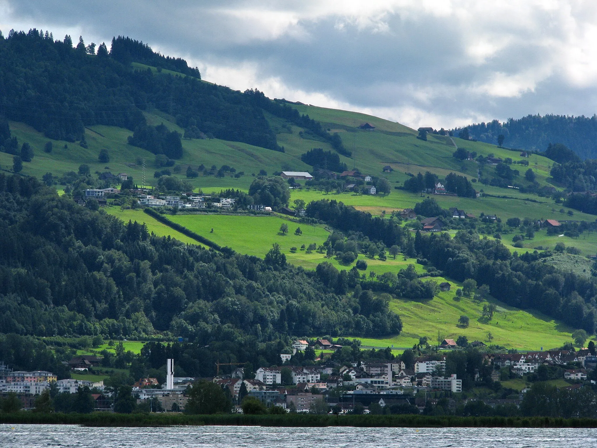 Photo showing: Freienbach (SZ) as seen from Zürichsee,in the background.