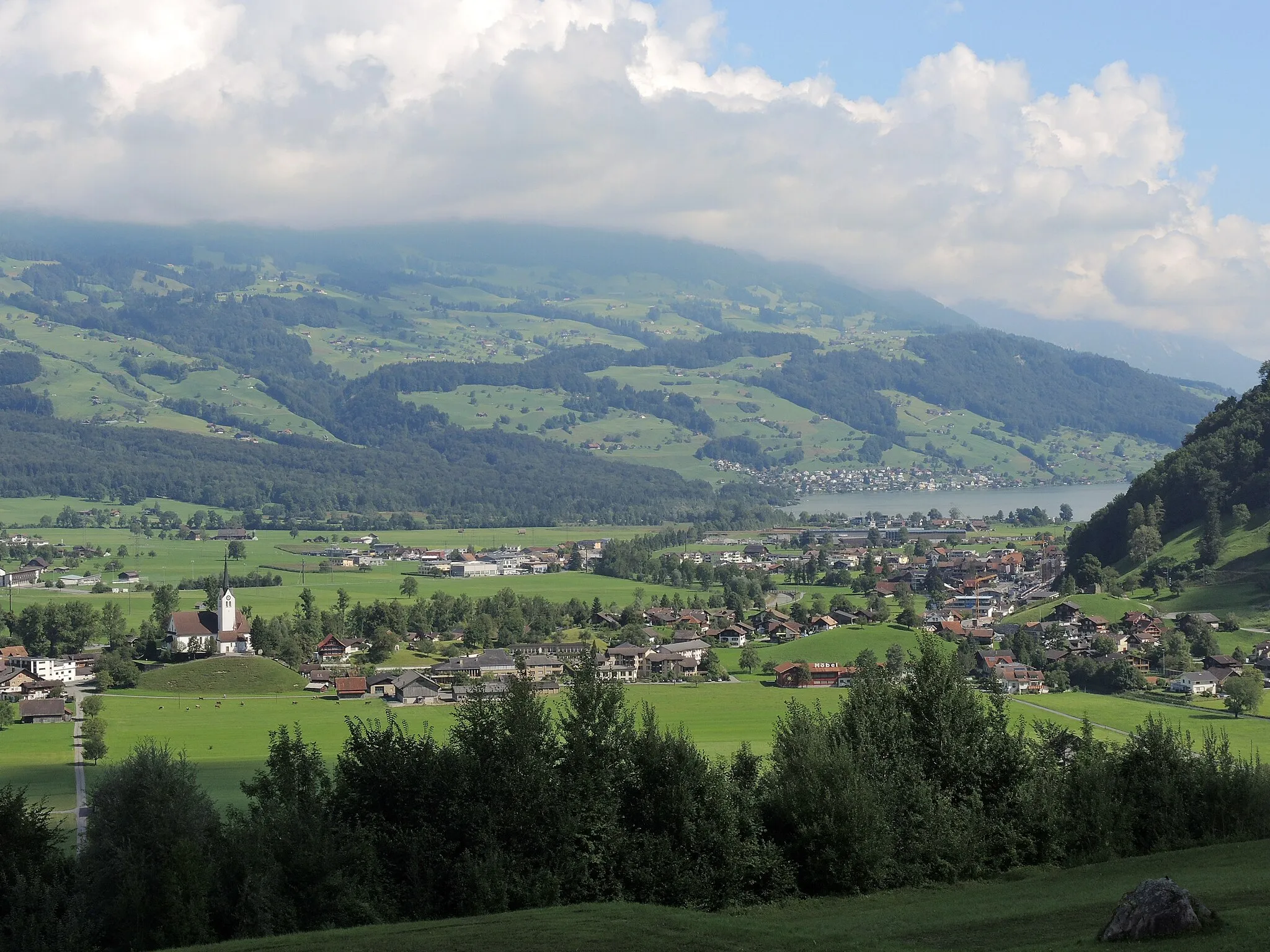 Photo showing: Giswil (OW) and Sarnersee as seen from Brünigstrasse (Switzerland)