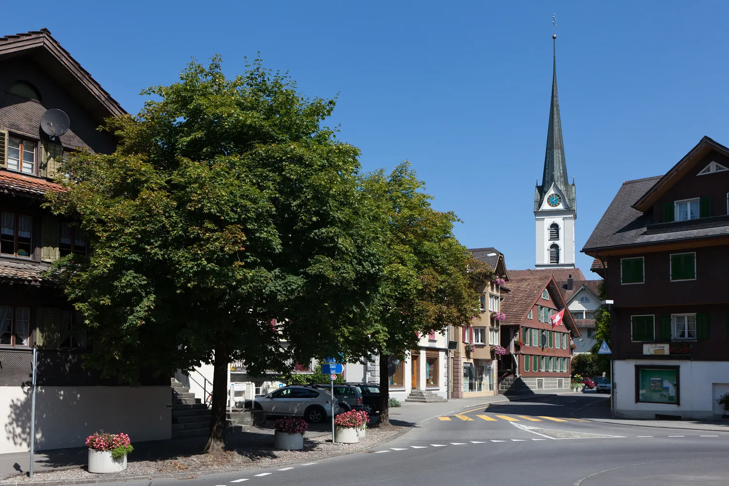 Photo showing: Postplatz und Dorfstrasse mit Pfarrkirche in Kern (OW)