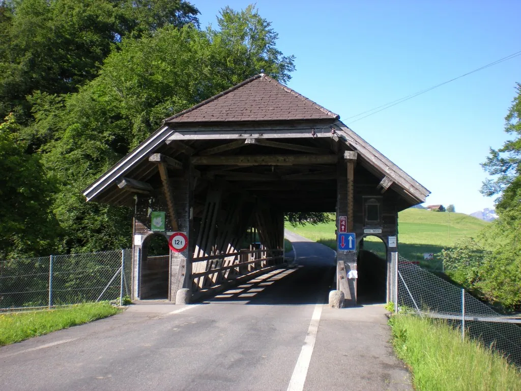 Photo showing: Hohe Brücke, a wooden Bridge in canton Obwalden, Switzerland, build 1943, north-eastern side