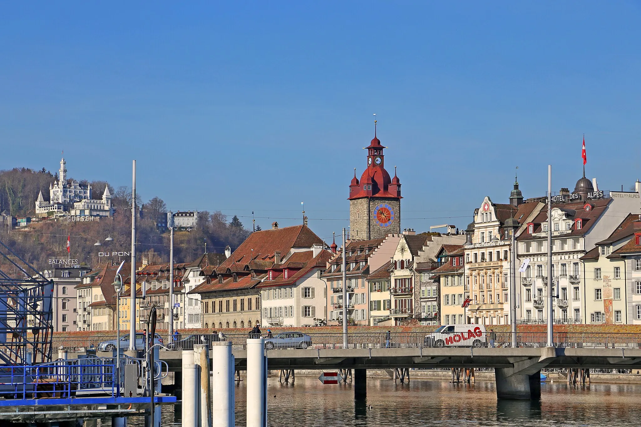 Photo showing: Luzern, Vierwaldstättersee. Blick auf die Seebrücke, auf die Gebäude am Rathausquai, auf den Rathausturm und auf die Hotelanlage Cutsch.