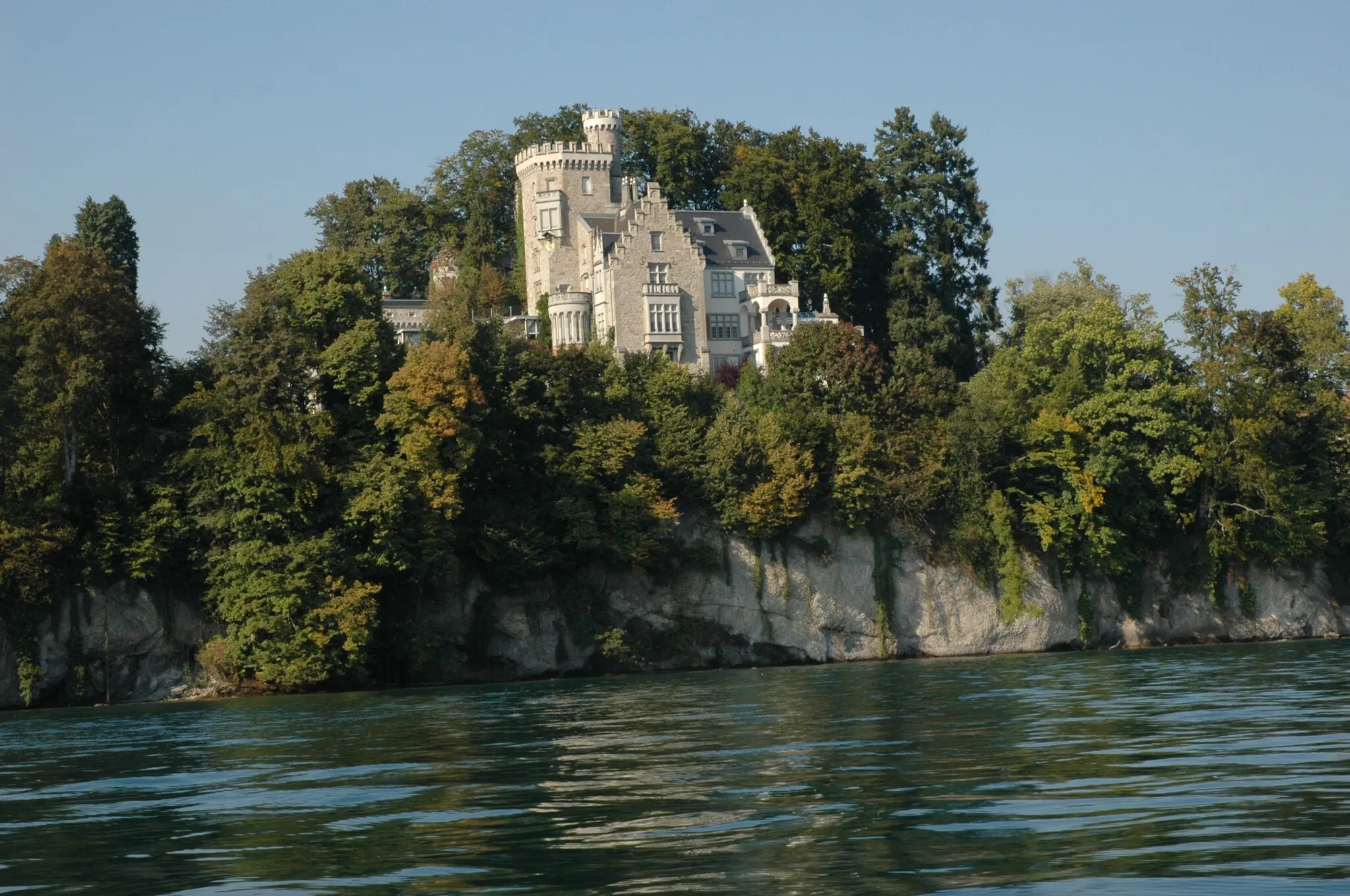 Photo showing: Das Schloss Neuhabsburg vom Vierwaldstättersee aus gesehen