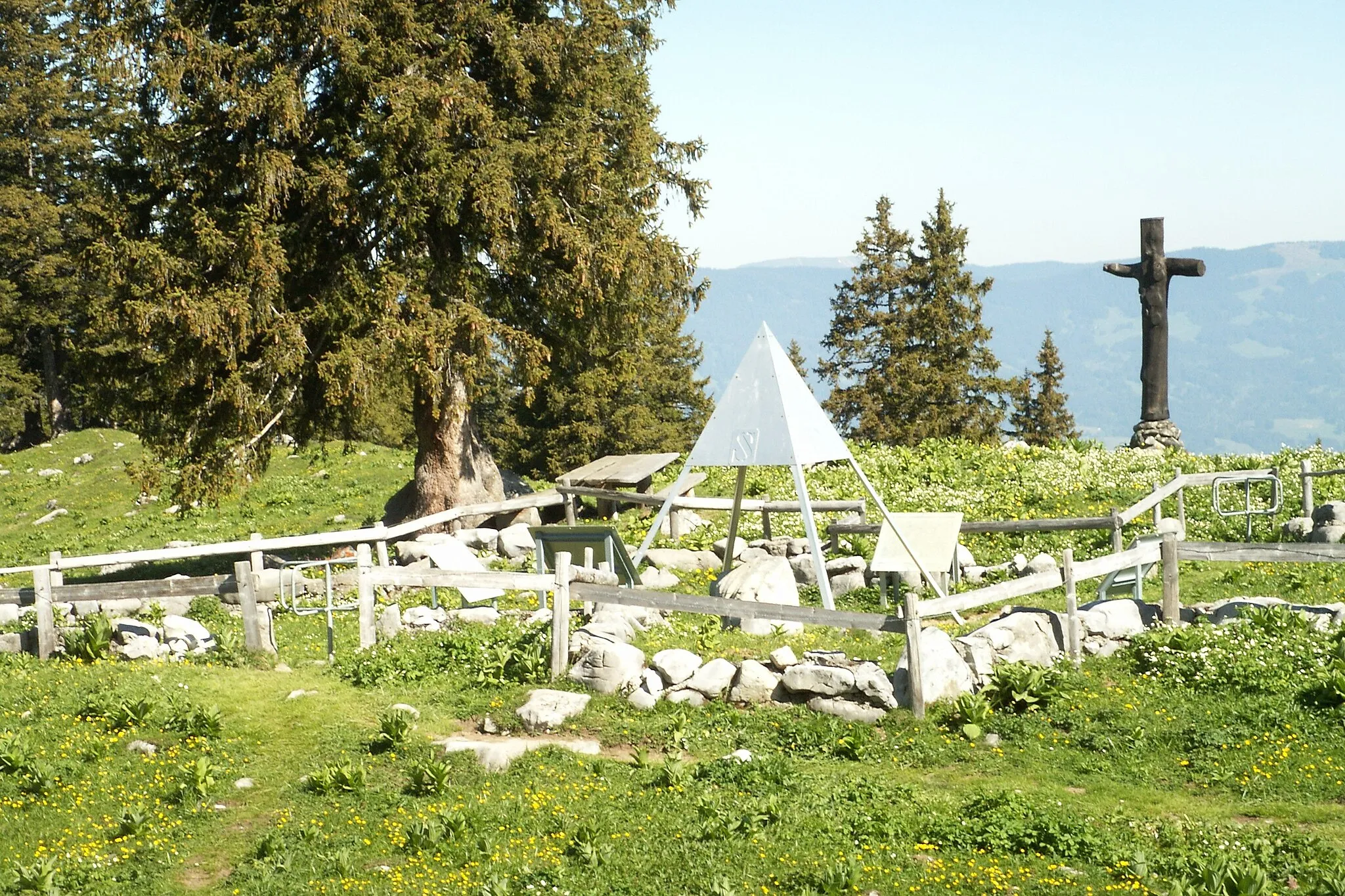 Photo showing: Marker near the geographical centre of Switzerland.