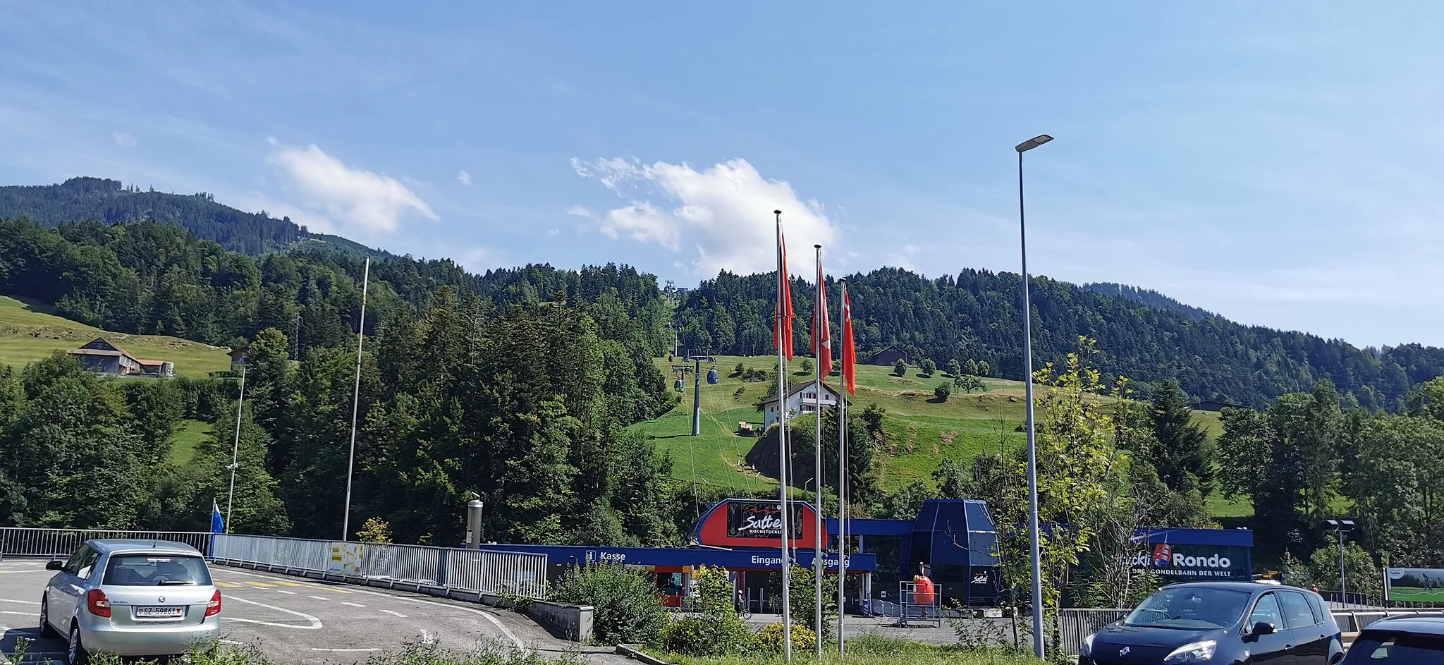 Photo showing: Drehgondelbahn Sattel-Hochstuckli «Stuckli Rondo» — erste Drehgondelbahn der Welt · Talstation