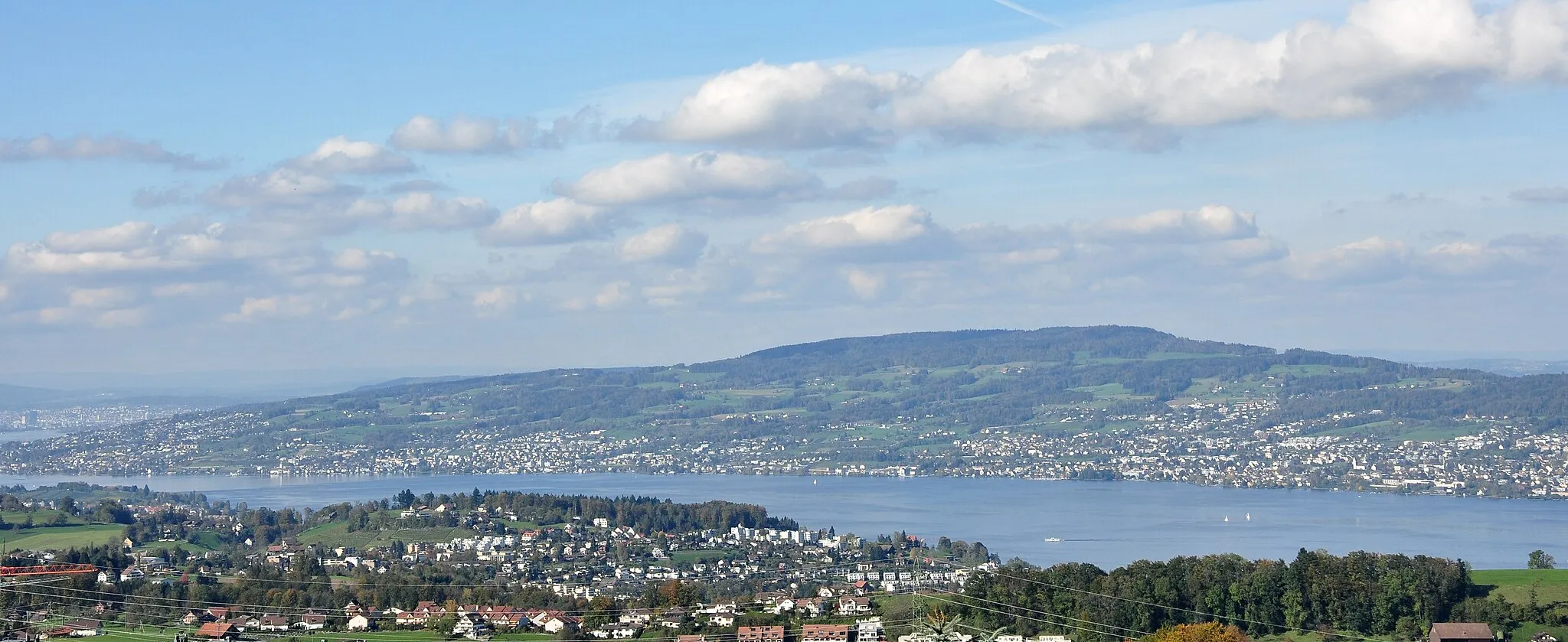 Photo showing: Pfannenstiel mountain as seen from Schindellegi respectively Feusisberg (Switzerland), as seen from towards Etzel mountain, Zürichsee and Zürich (to the left) in the background.