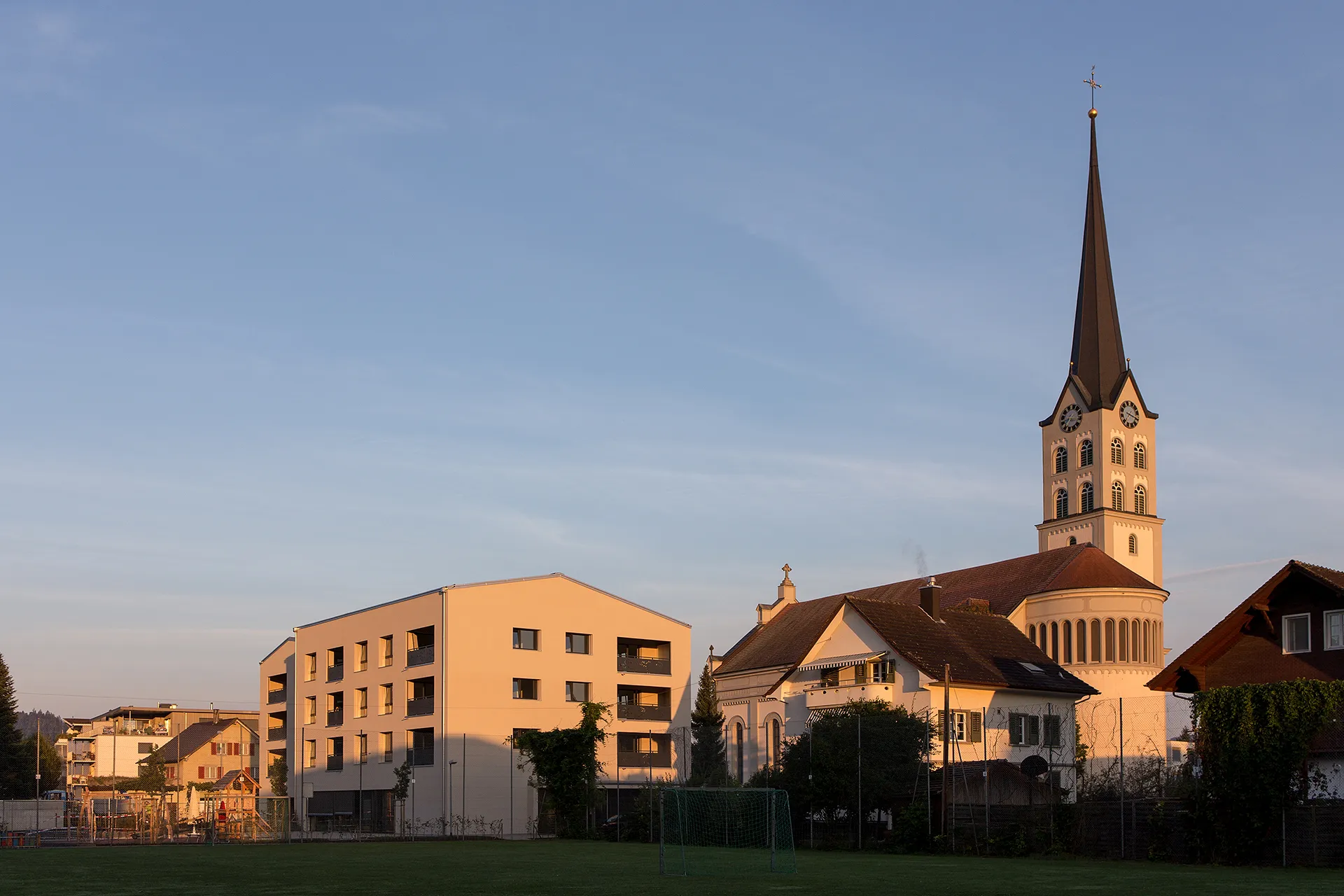 Photo showing: Pfarrhaus, Kindergarten und Pfarrkirche in Schötz (LU)