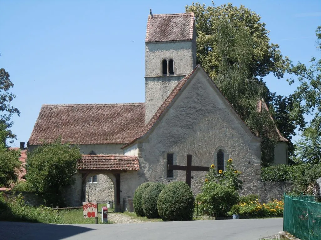 Photo showing: Kirchbühl (Sempach): Kirche St. Martin mit Beinhaus