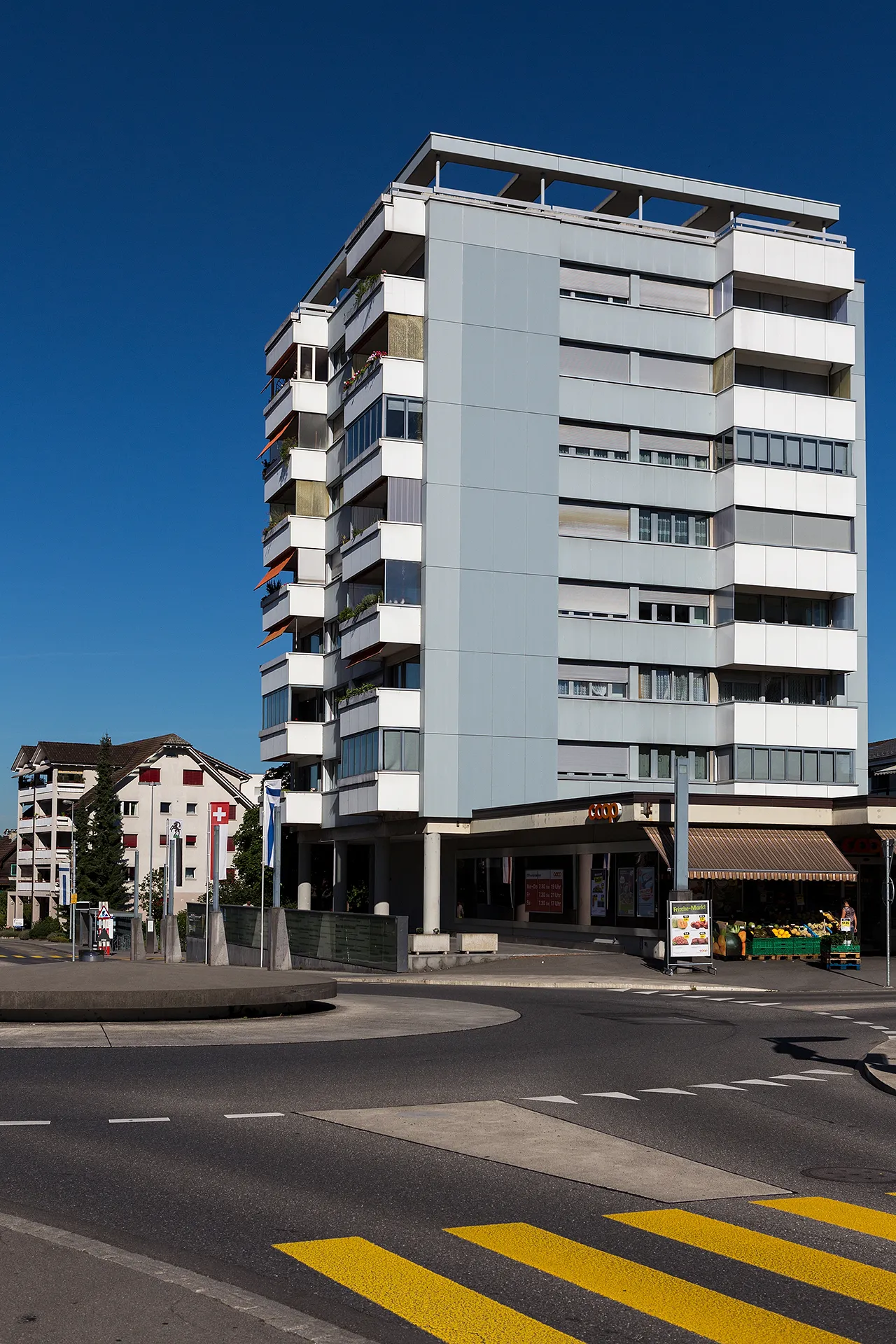 Photo showing: Hochhaus beim Kreisel beim Dorfplatz in Steinhausen (ZG)