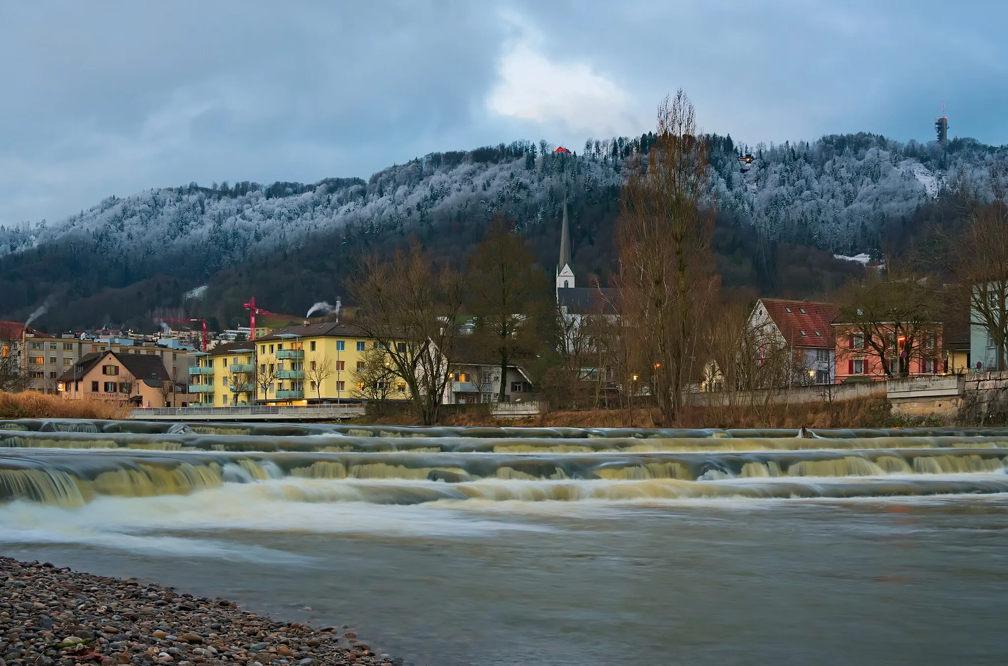 Photo showing: Adliswil seen from the bed of the river Sihl, with Felsenegg in the background.