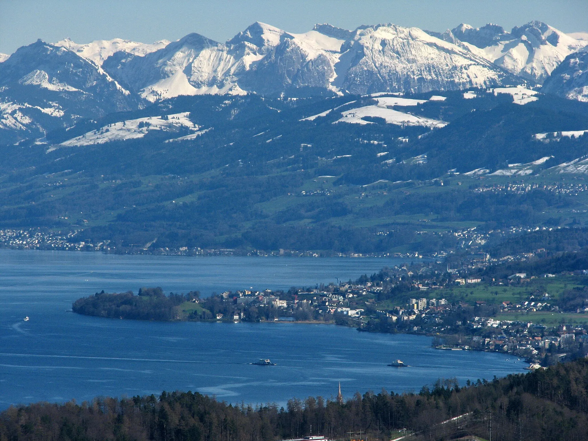 Photo showing: Zürichsee, the village Au, Au peninsula and Zimmerberg region, as seen from Felsenegg, Horgen in the foreground, Wädenswil in the background.