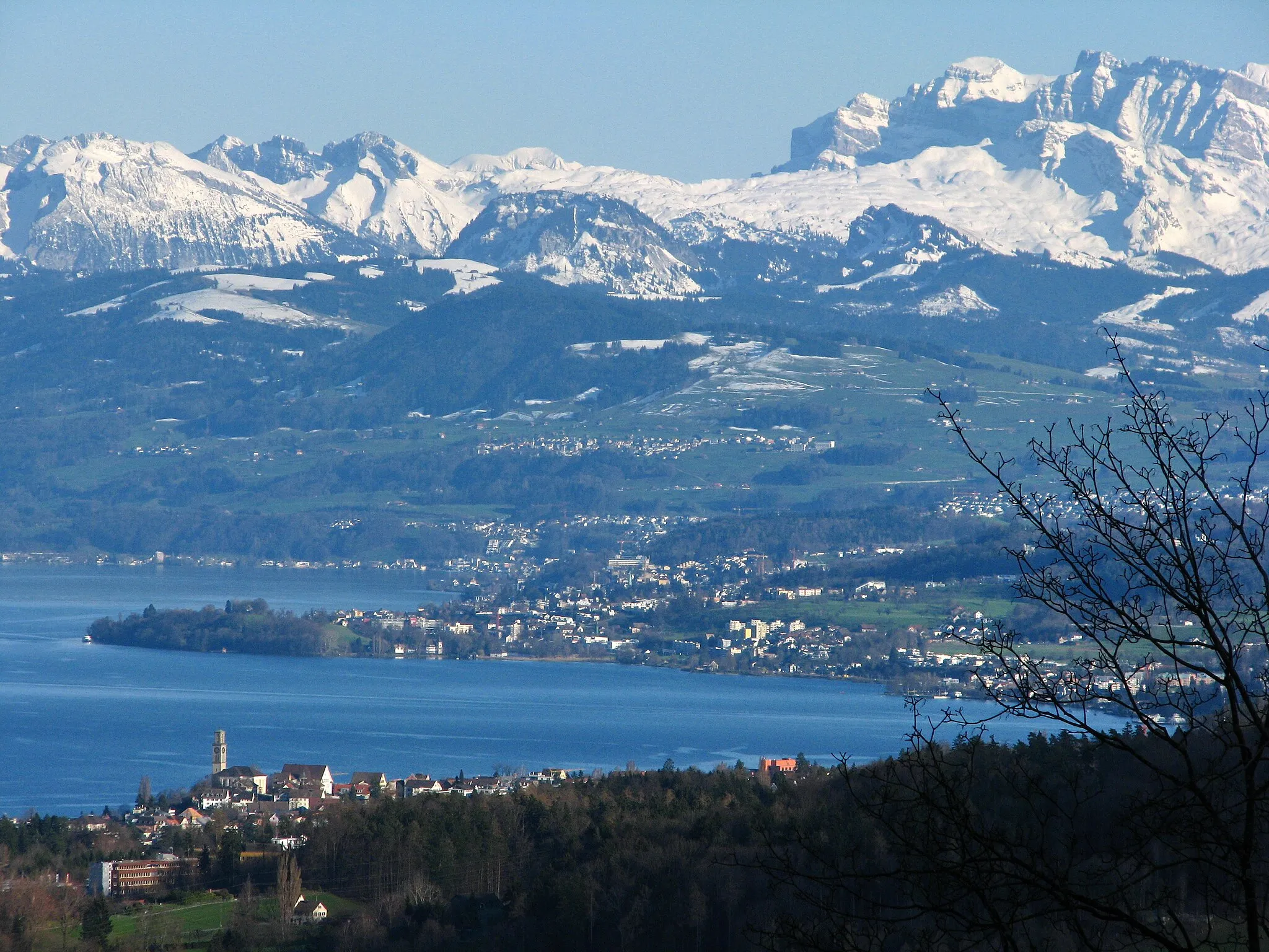 Photo showing: Zürichsee, the village Au, Au peninsula and Zimmerberg region, as seen from Felsenegg, Thalwil and Horgen in the foreground, Wädenswil in the background.