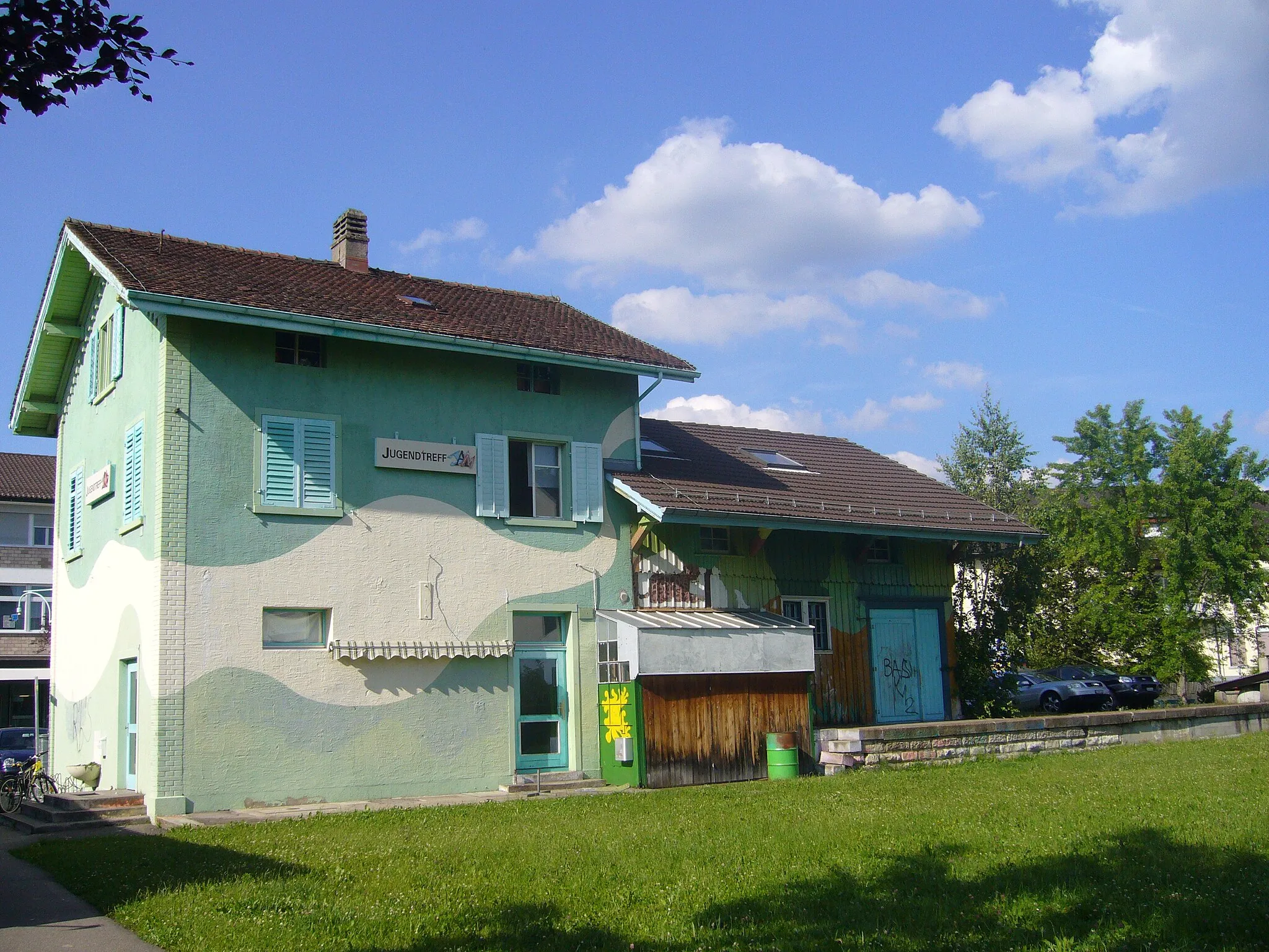Photo showing: Ehemaliges Bahnhofgebäude Bassersdorf von Südwesten gesehen (abgebrochen im Septemper 2012).
