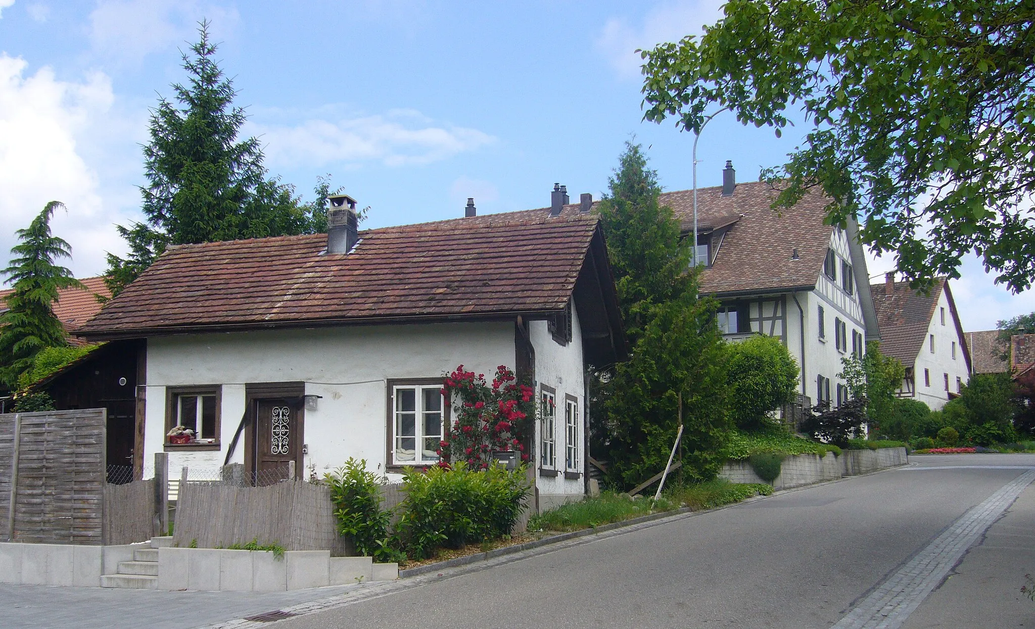 Photo showing: Häuser im Dorfkern von Brütten.