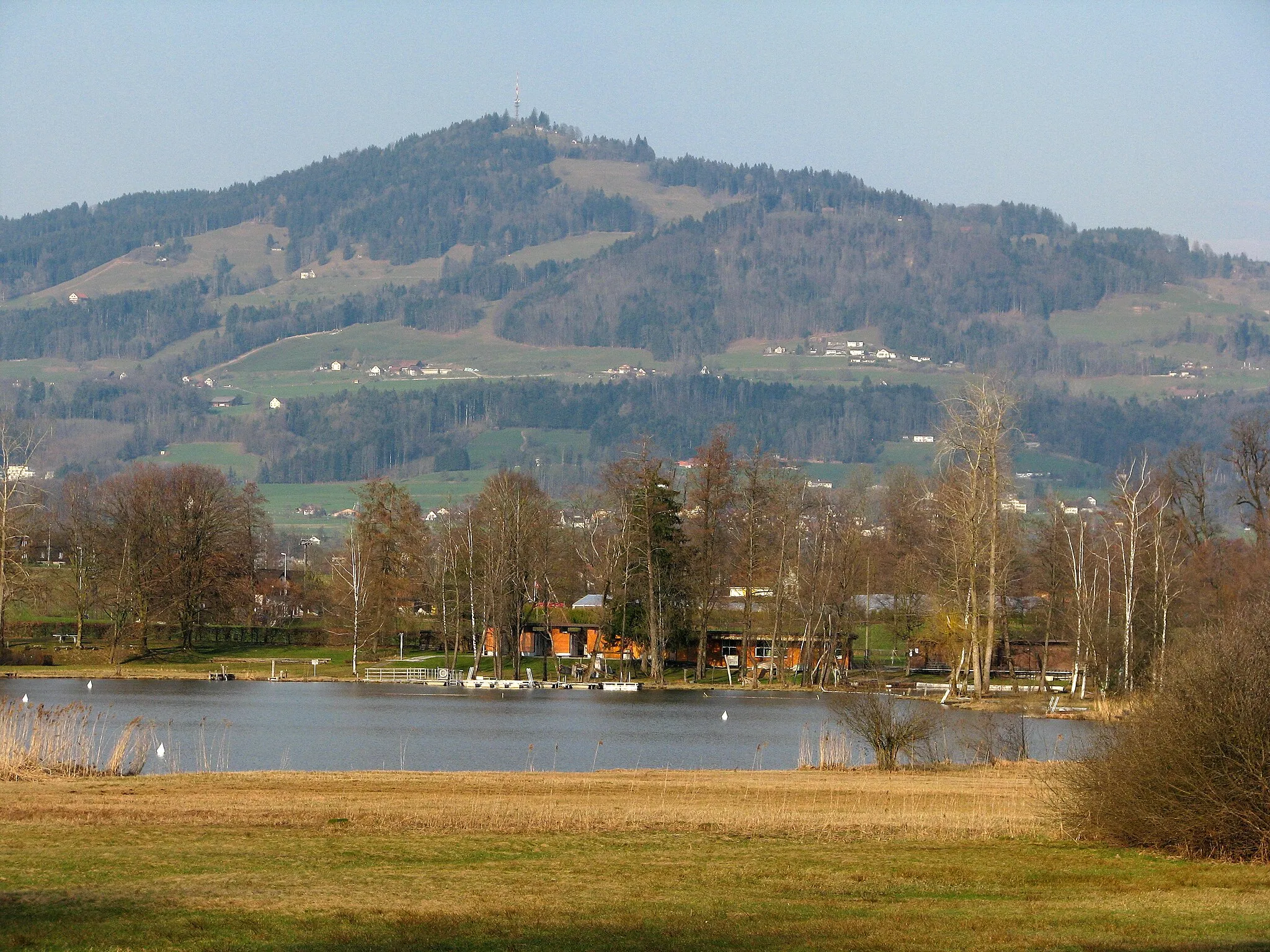 Photo showing: Bachtel and Egelsee as seen from Widerzell in Bubikon (Switzerland)