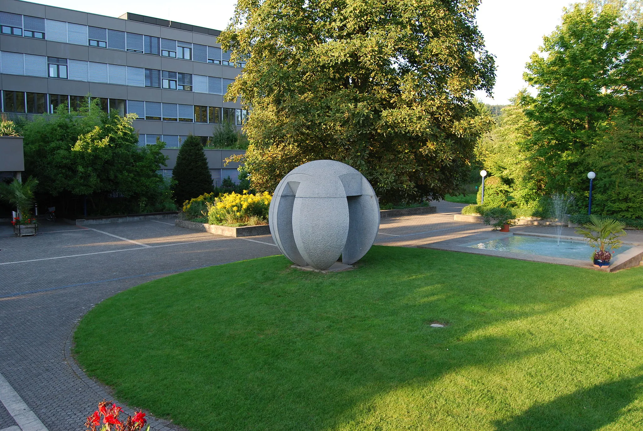 Photo showing: Annemie Fontana - Skulptur Durchschritt bei der Kantonsschule Bülach