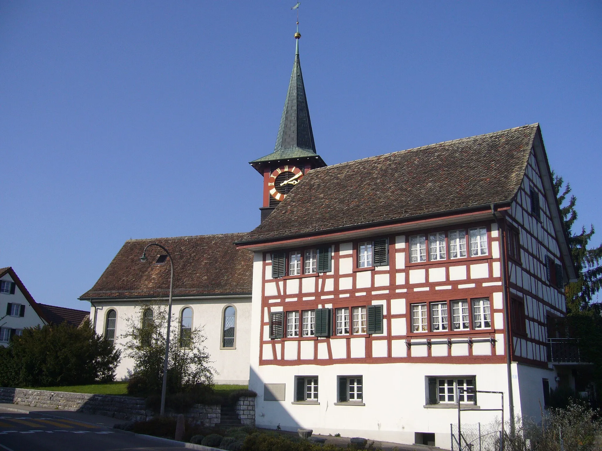 Photo showing: Reformirte Kirche und Wohnhäuser im Dorfkern von Dietlikon.