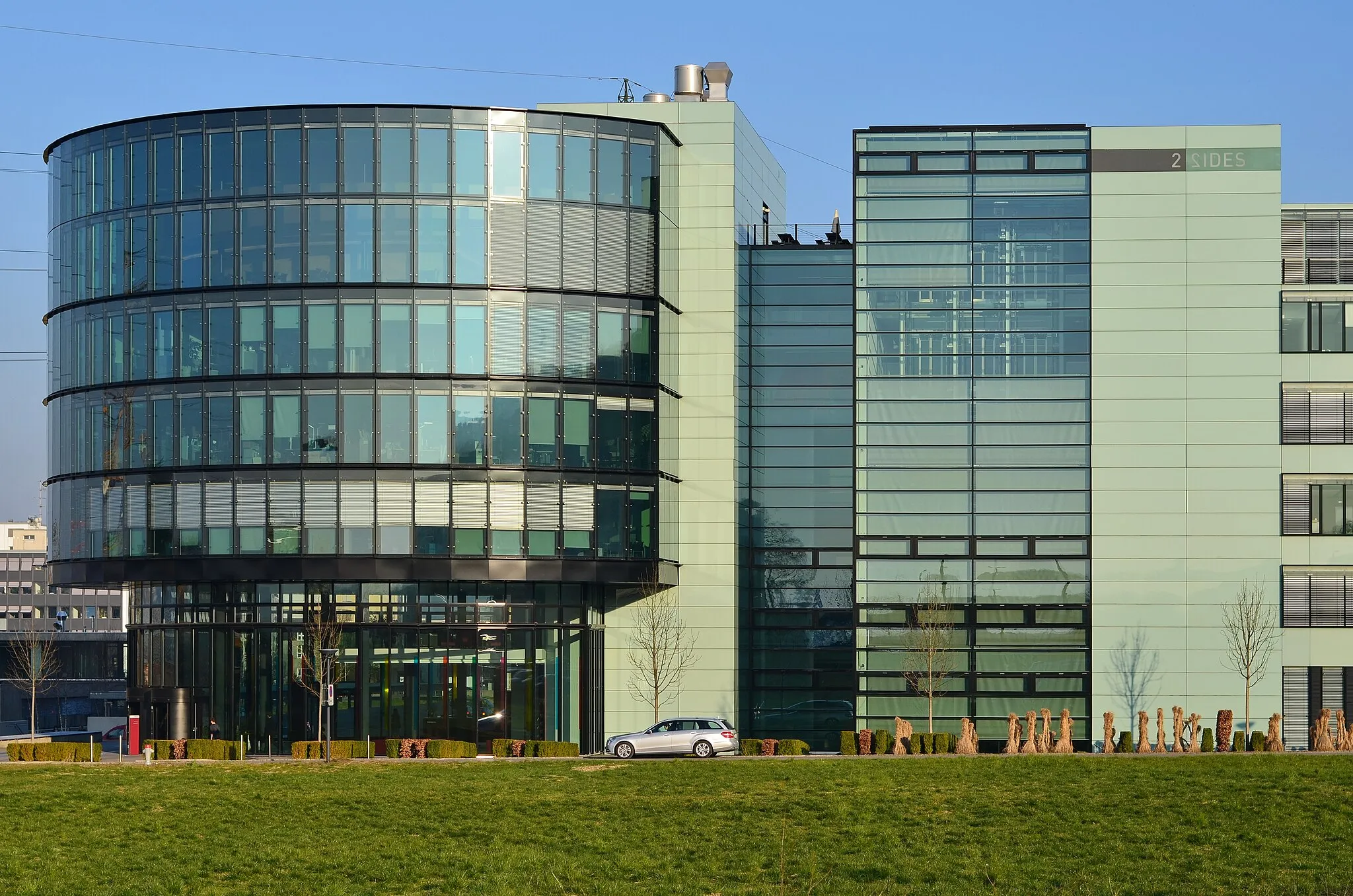 Photo showing: Dübendorf : Helsana Assurances, Administration building nearby Railway station Zürich-Stettbach.