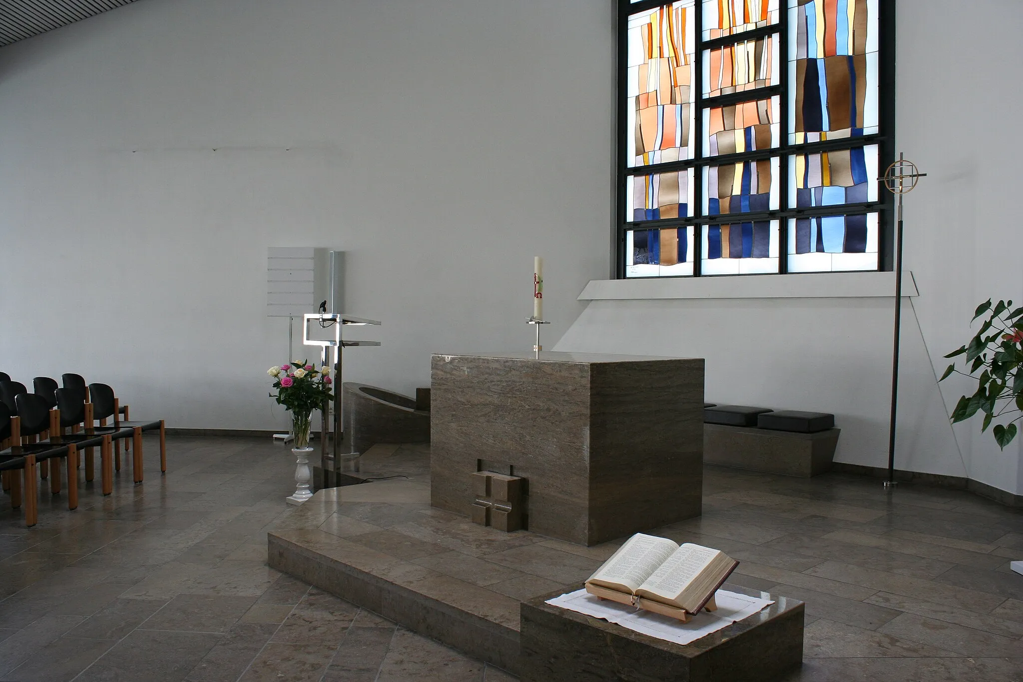 Photo showing: Römisch-katholische Kirche St. Franziskus Maur-Ebmatingen, Gestaltung von Georg Malin, Glasfenster von Fra Roberto Pasotti