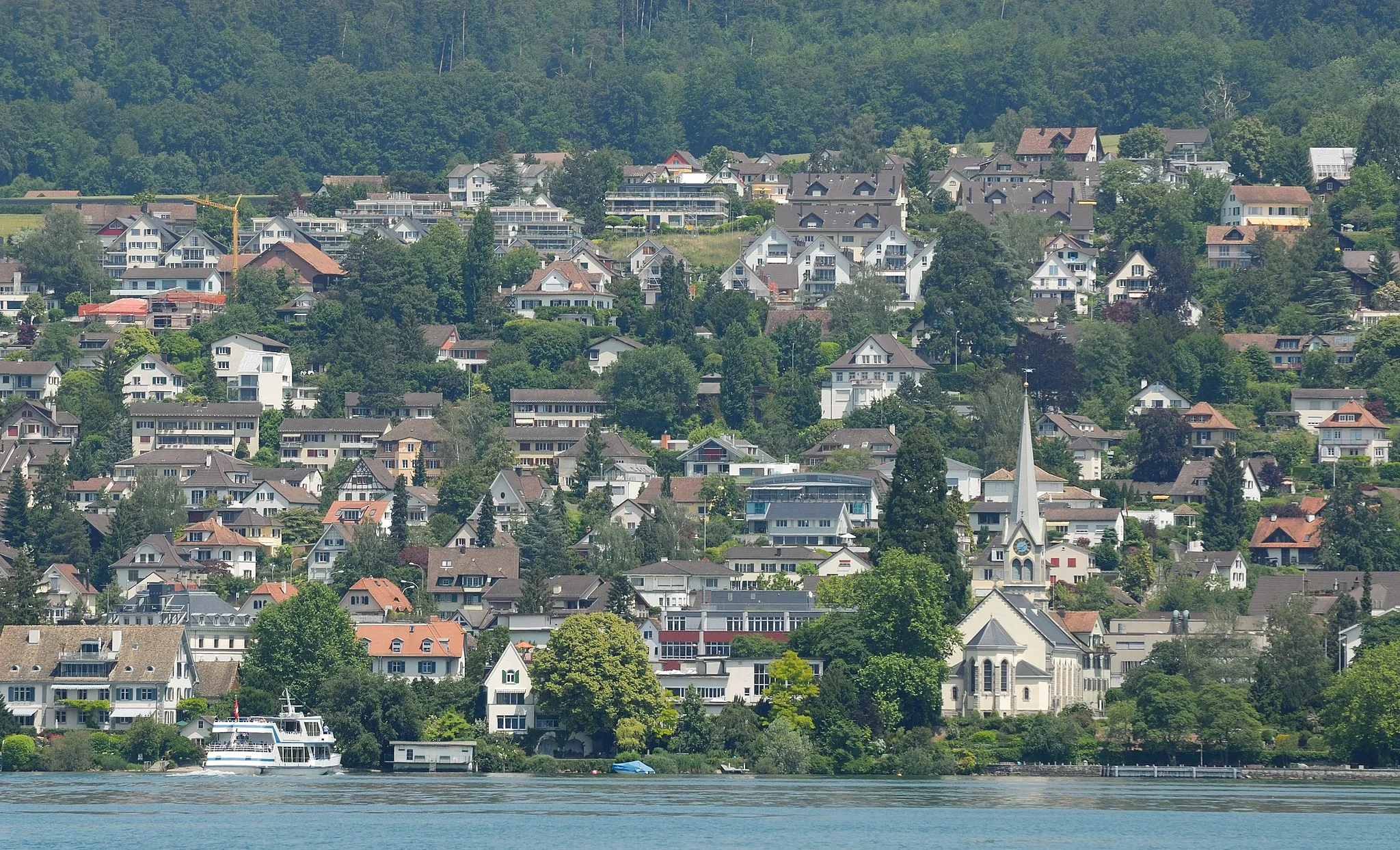 Photo showing: View of Erlenbach from Lake Zürich.