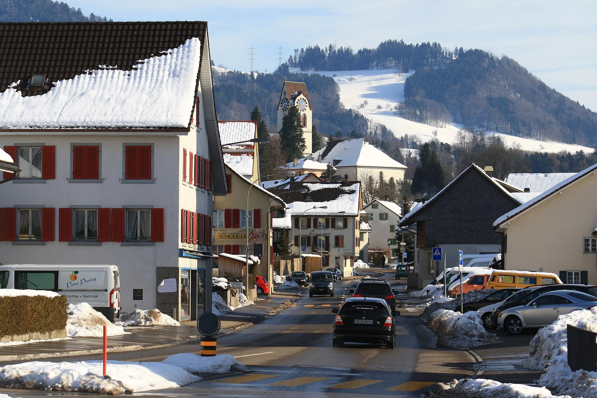 Photo showing: Zürichstrasse in Hinwil (Switzerland), Reformierte Kirche and Bachtel respectively Hasenstrick in the background