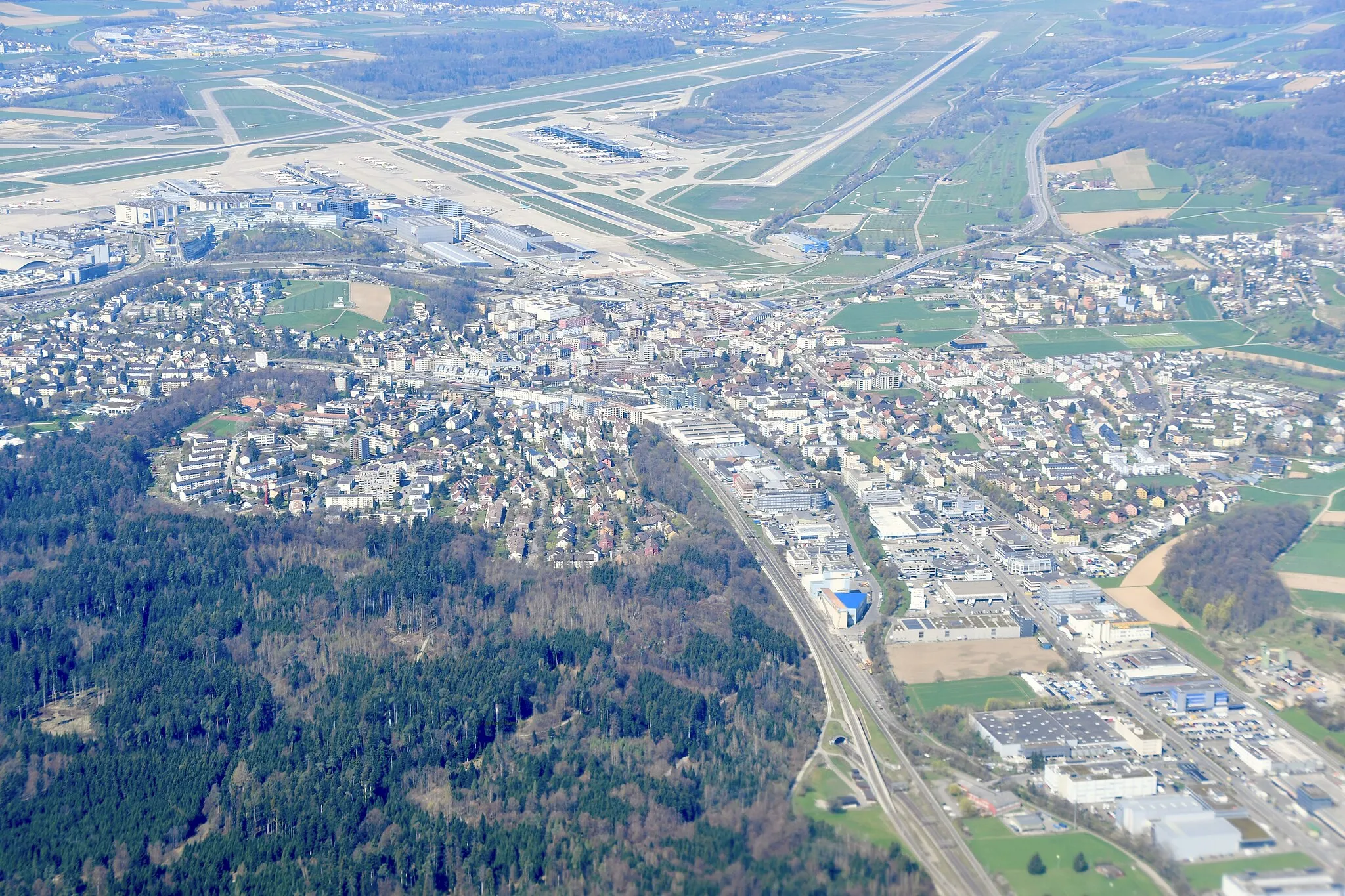 Photo showing: Vue aérienne de Kloten (ZH), en Suisse.
