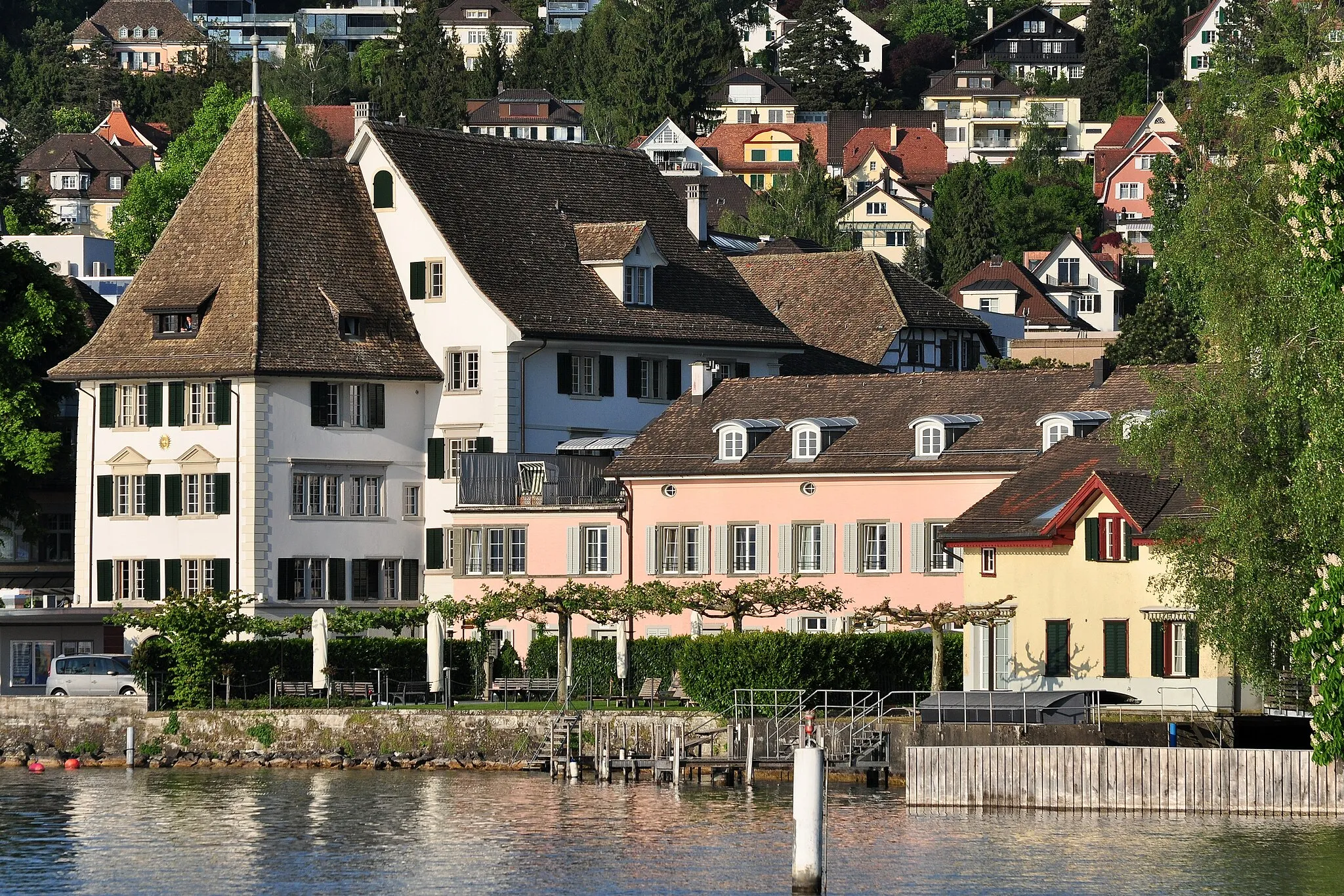 Photo showing: Küsnacht (Switzerland) as seen from ZSG paddle steamship Stadt Rapperswil