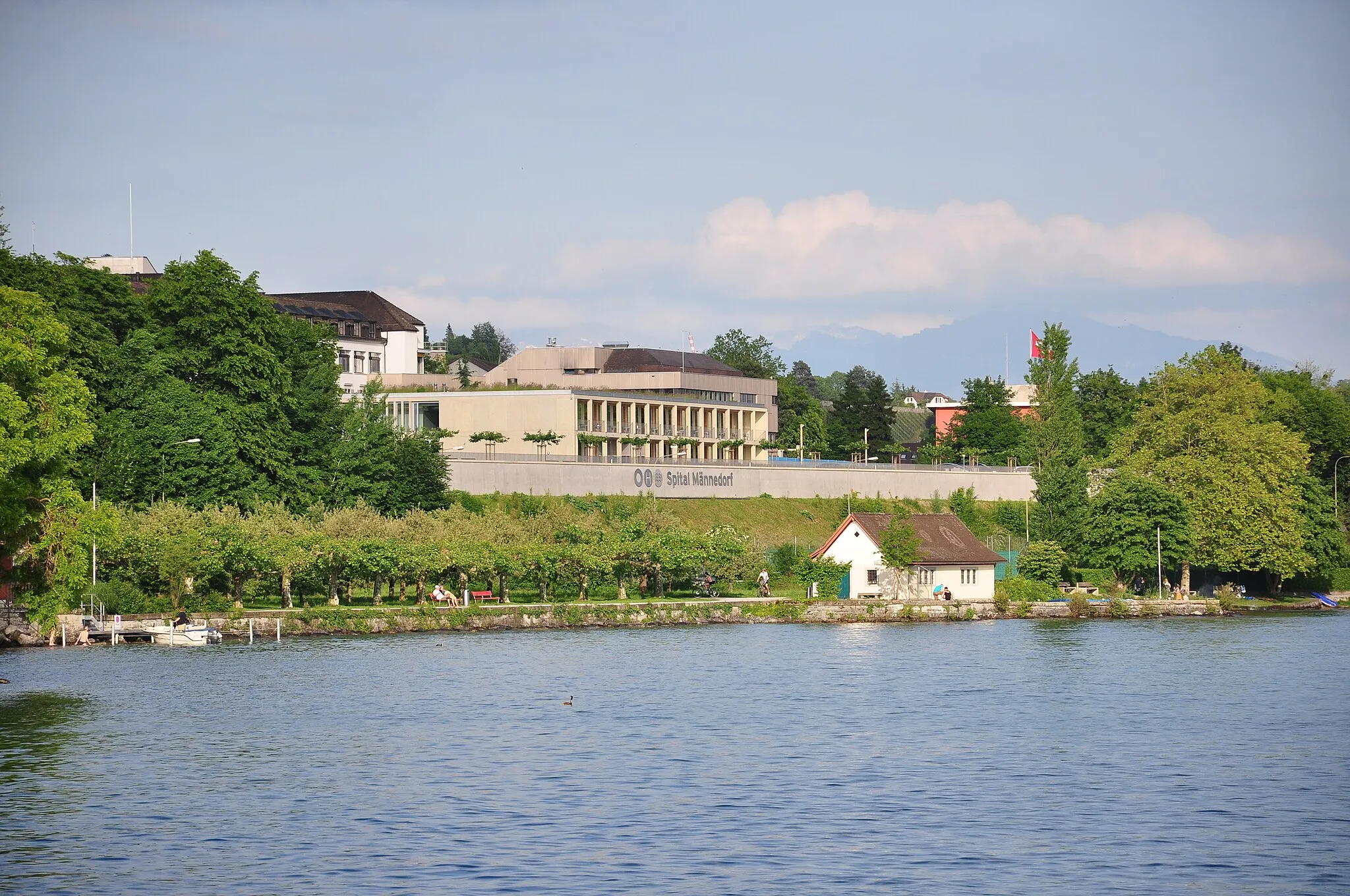 Photo showing: Männedorf lake side and regional hospital and north-western Pannenstiel (Switzerland) as seen from ZSG paddle steamship Stadt Zürich