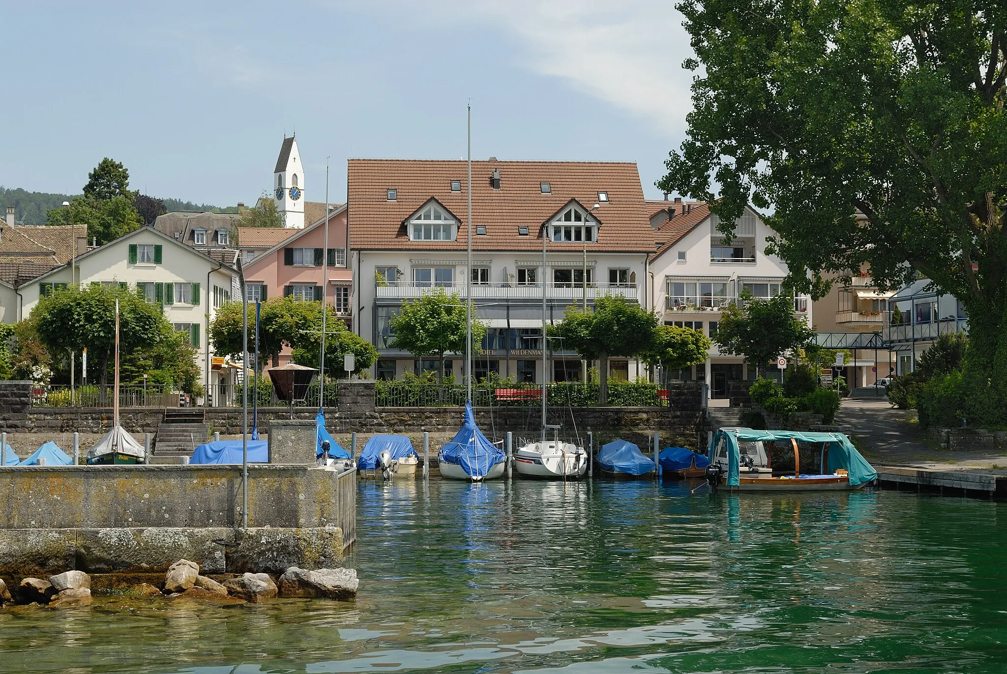 Photo showing: View of Männedorf from Zürichsee.