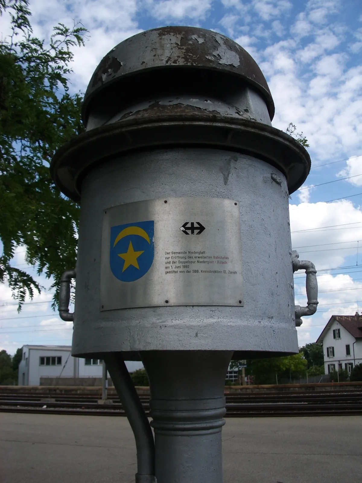 Photo showing: Railway signaling bell, Niederglatt ZH, Switzerland