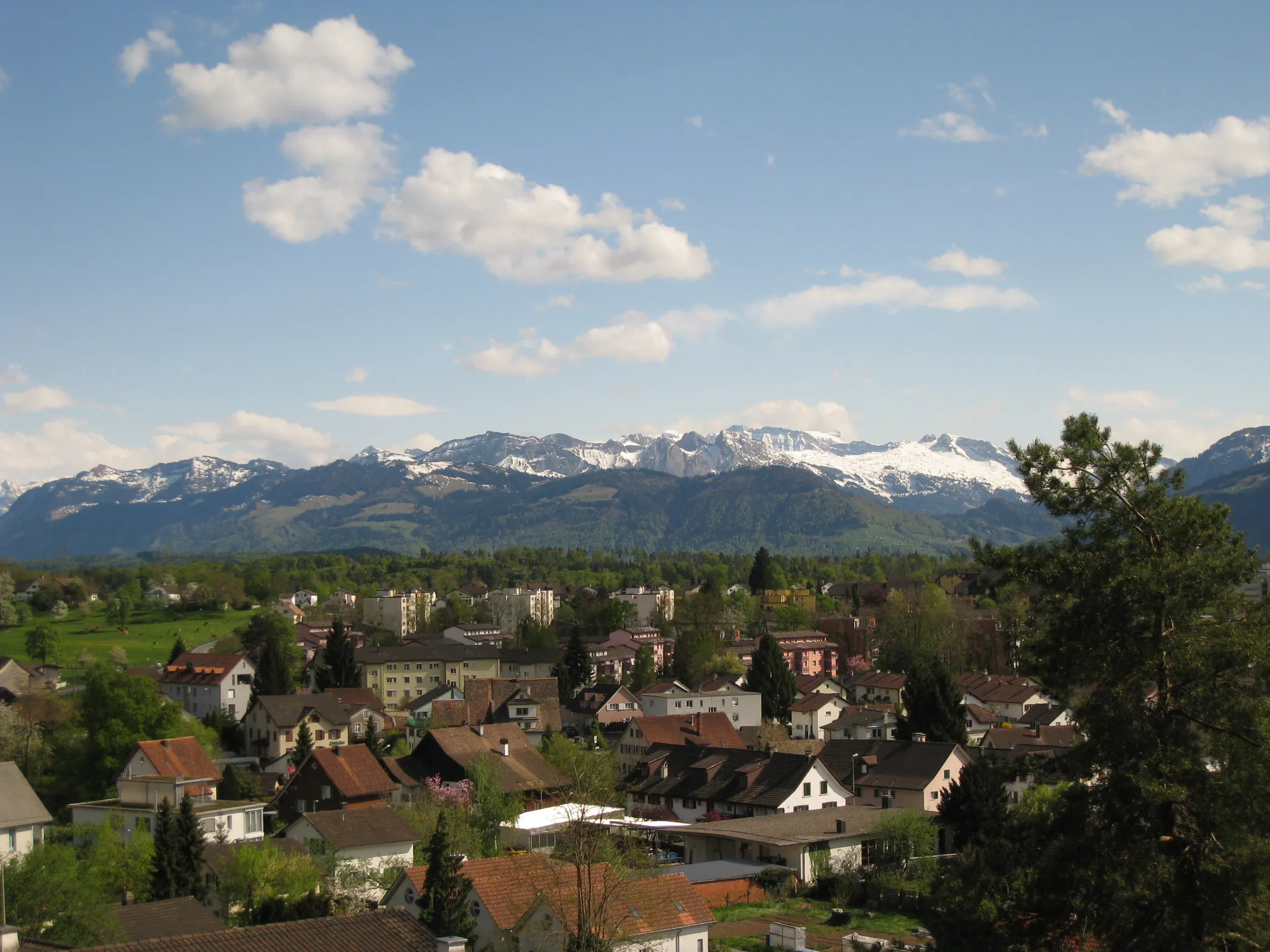 Photo showing: Blick von der Aussichtsplattform Schlossberg über das Ferrach-Quartier in Rüti ZH in die Wägitaler- und Glarner Alpen